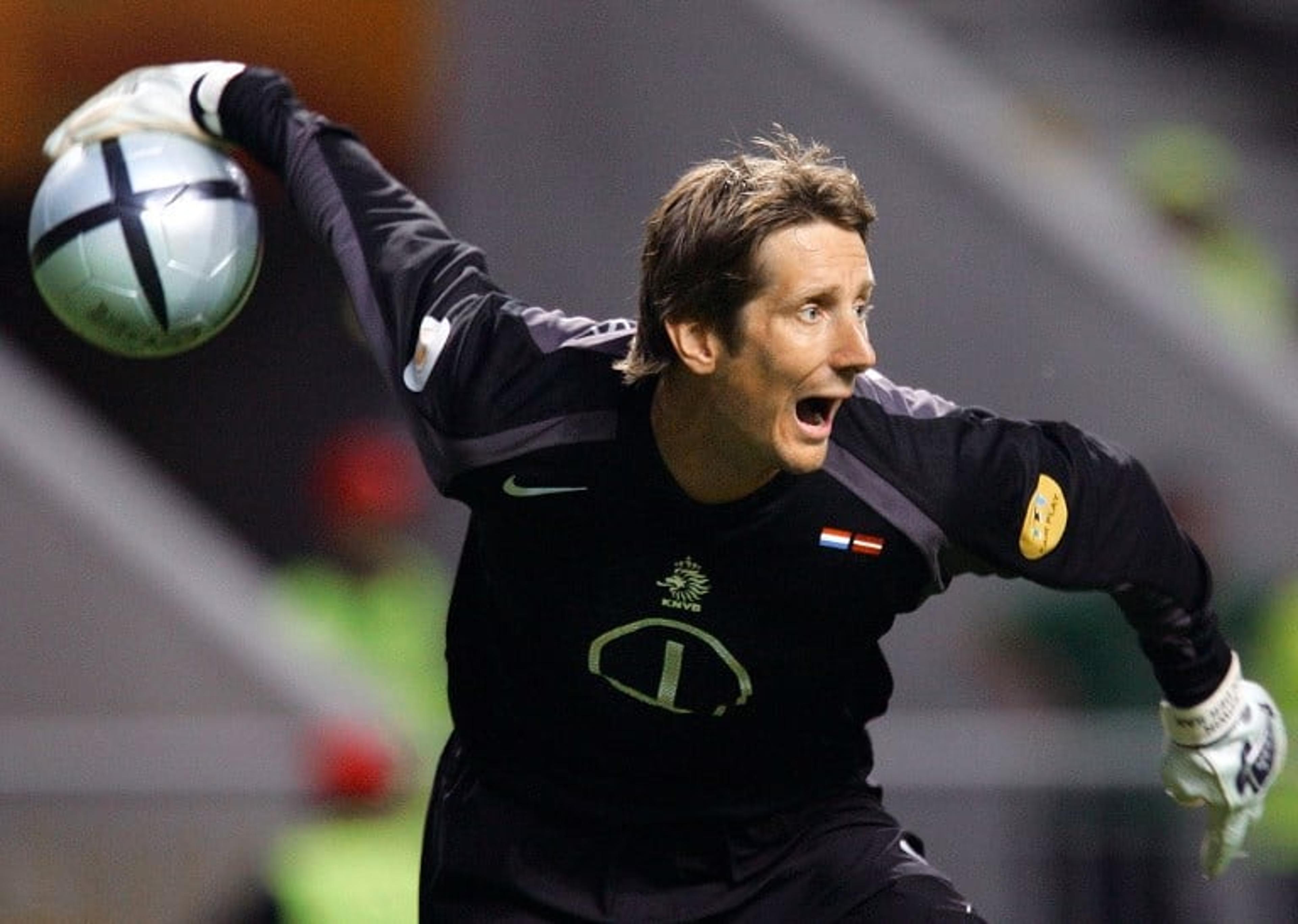 VÍDEO: Van der Sar critica decisão de cancelamento do Campeonato Holandês