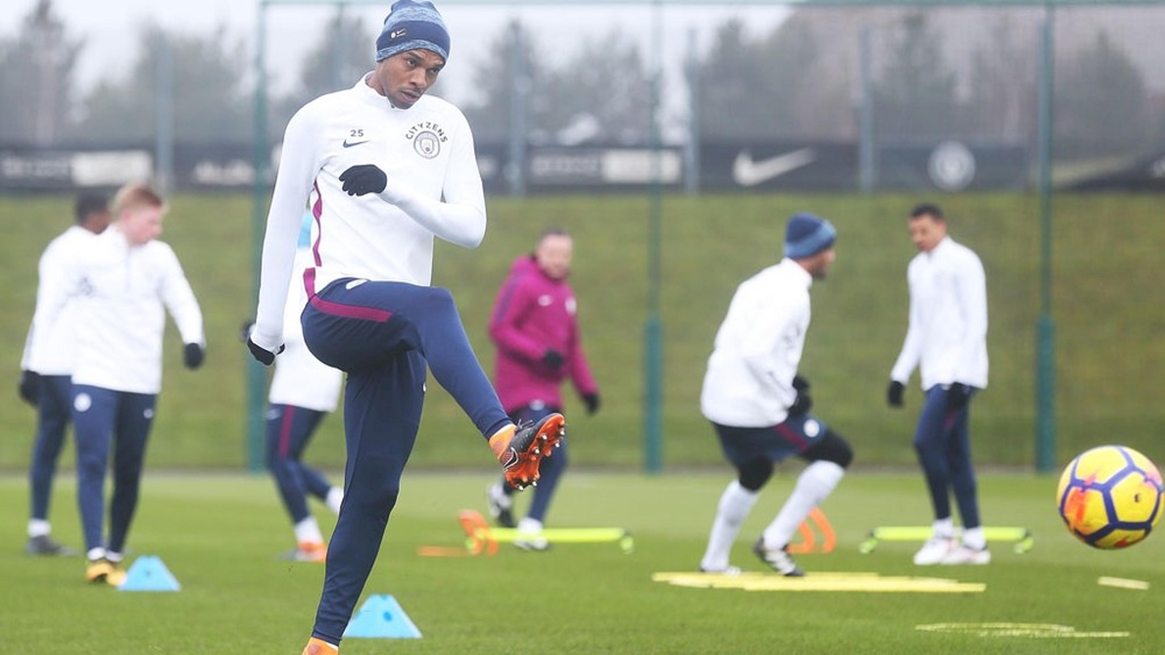 Fernandinho volta a treinar no Manchester City após lesão muscular