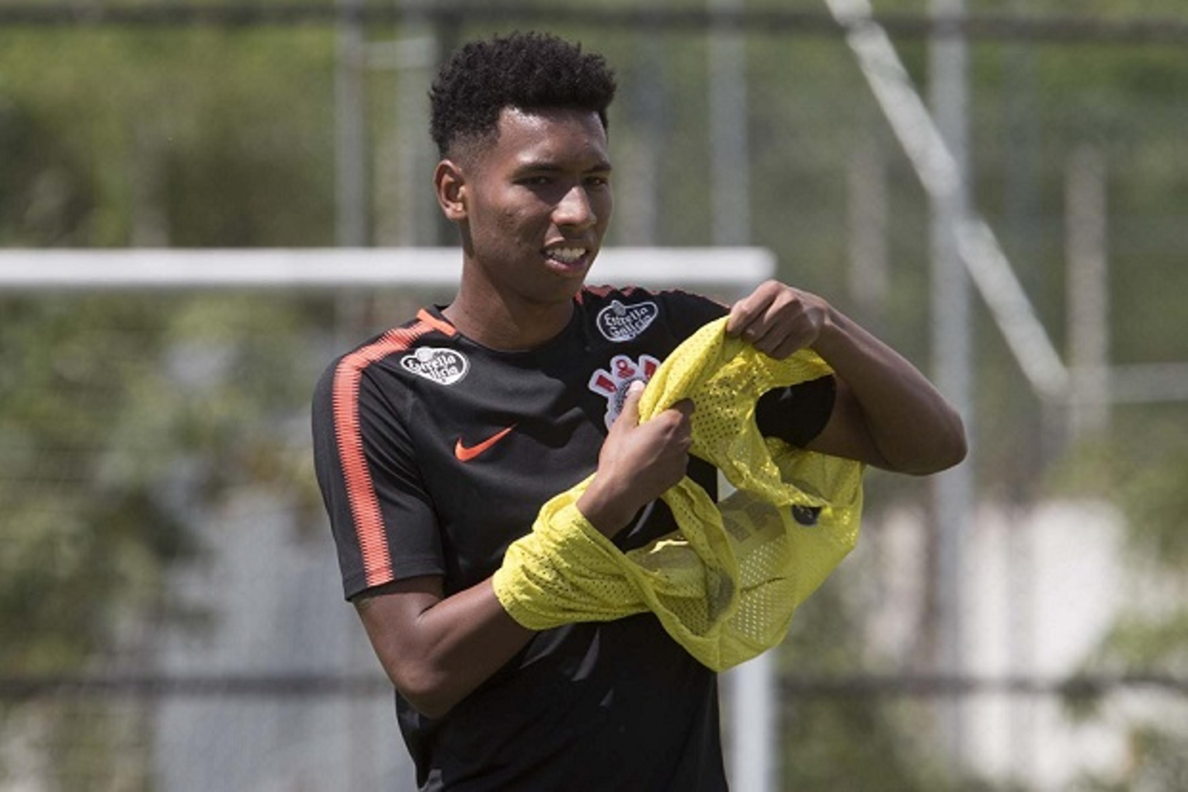 Após compra, Corinthians empresta volante Warian para o Atlético-GO