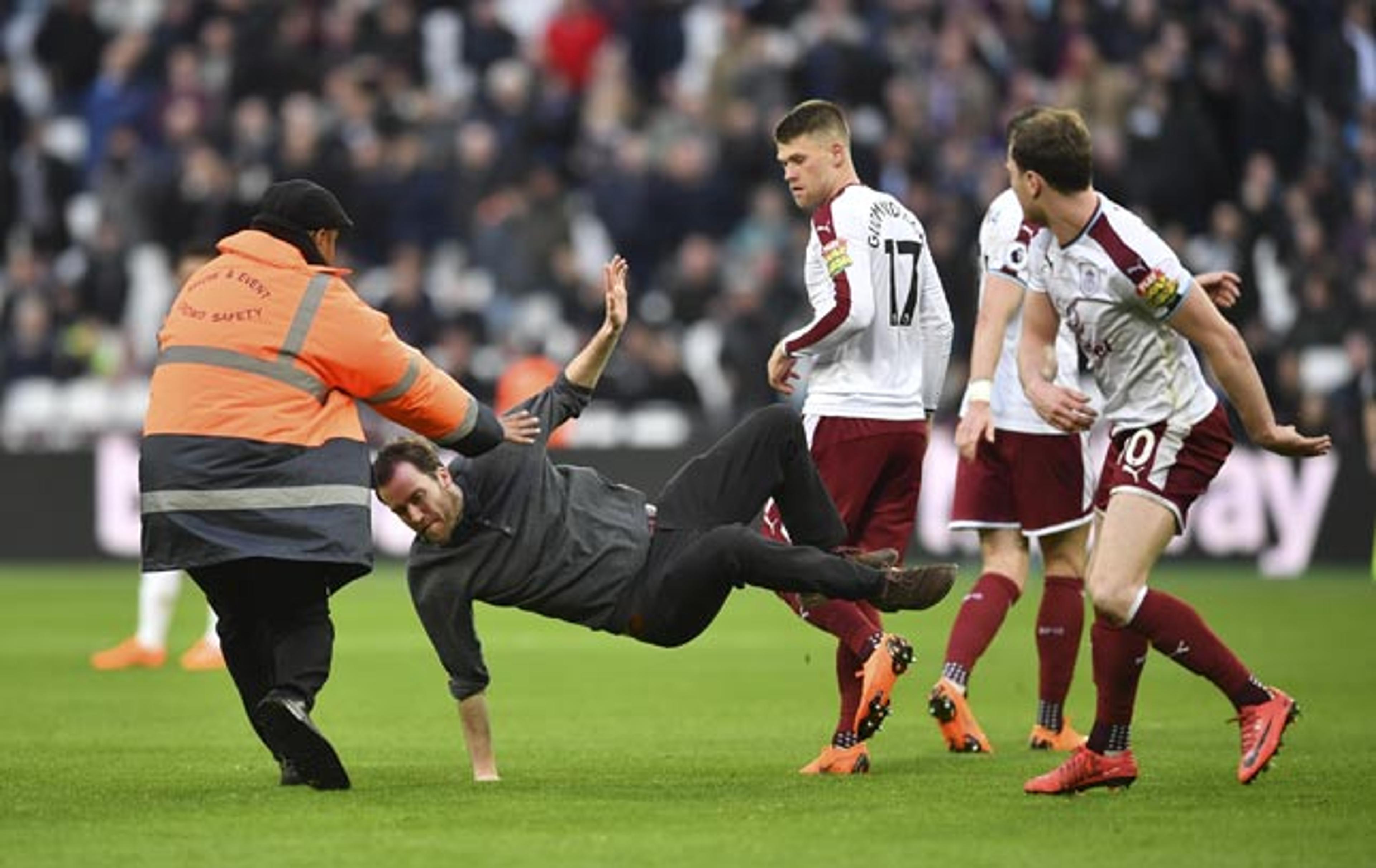 Revoltada com o time, torcida do West Ham promove ‘vergonha e caos’