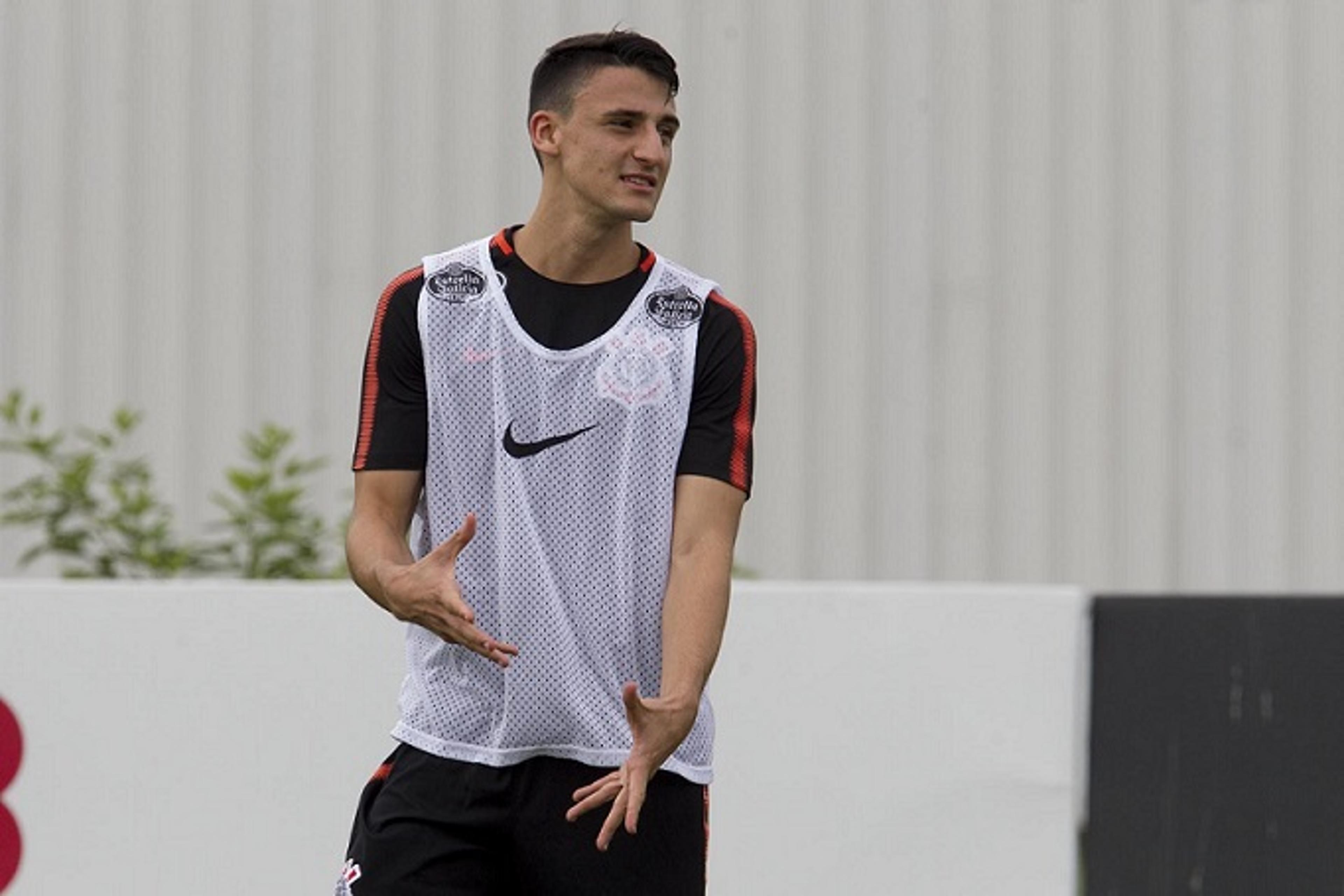 Em ‘lapidação’, Mantuan estreia como titular no Corinthians