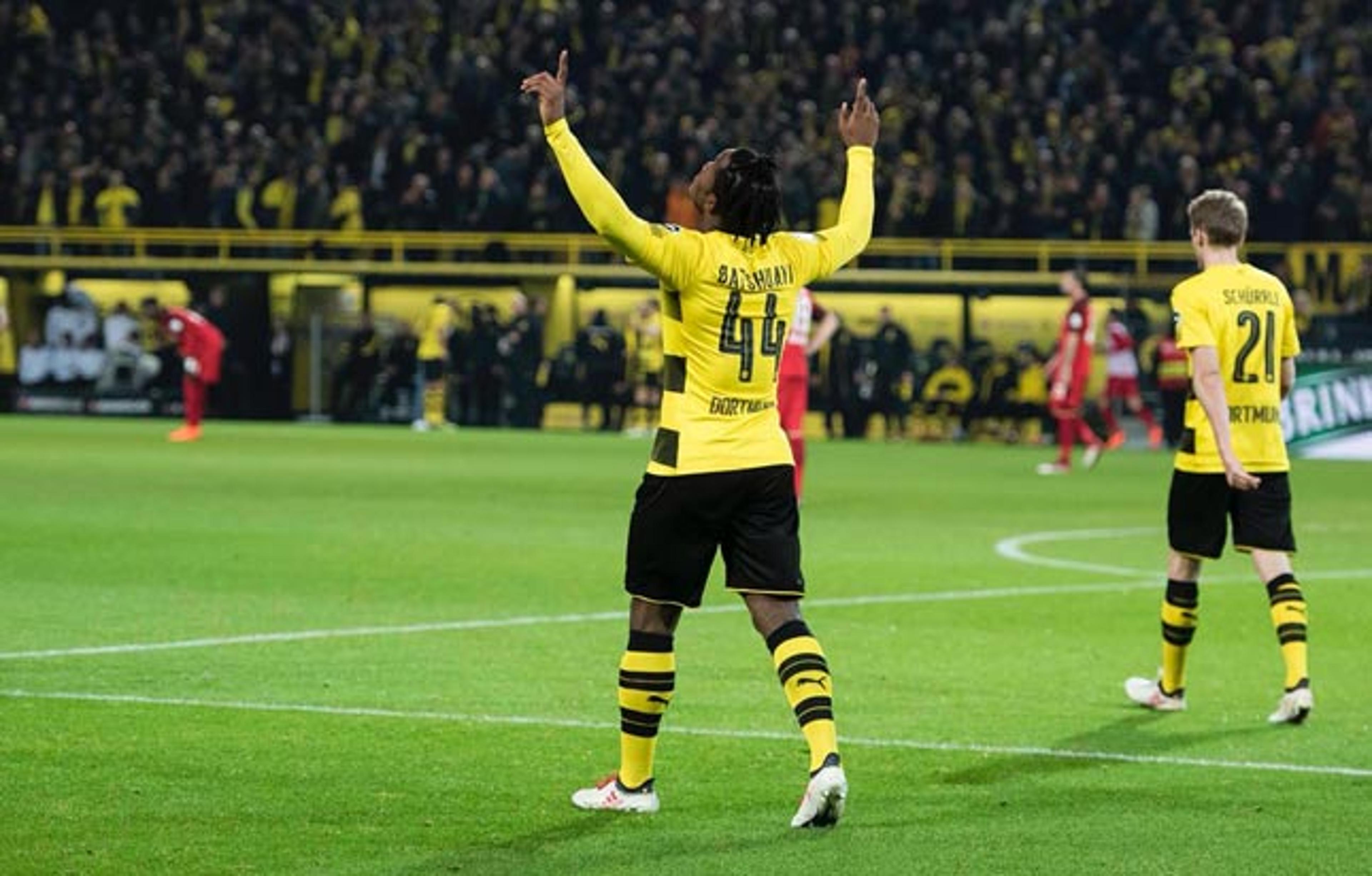 Batshuayi sai do banco, faz dois e garante a vitória do Dortmund