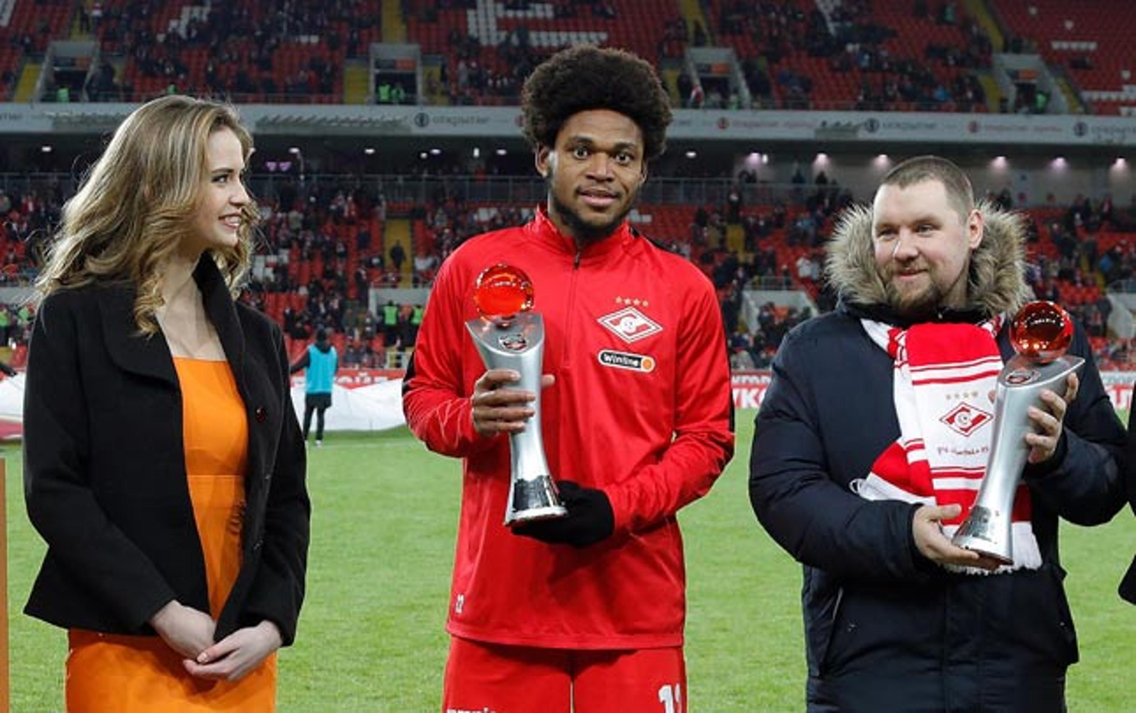 Luiz Adriano recebe prêmio antes de vitória do Spartak Moscou