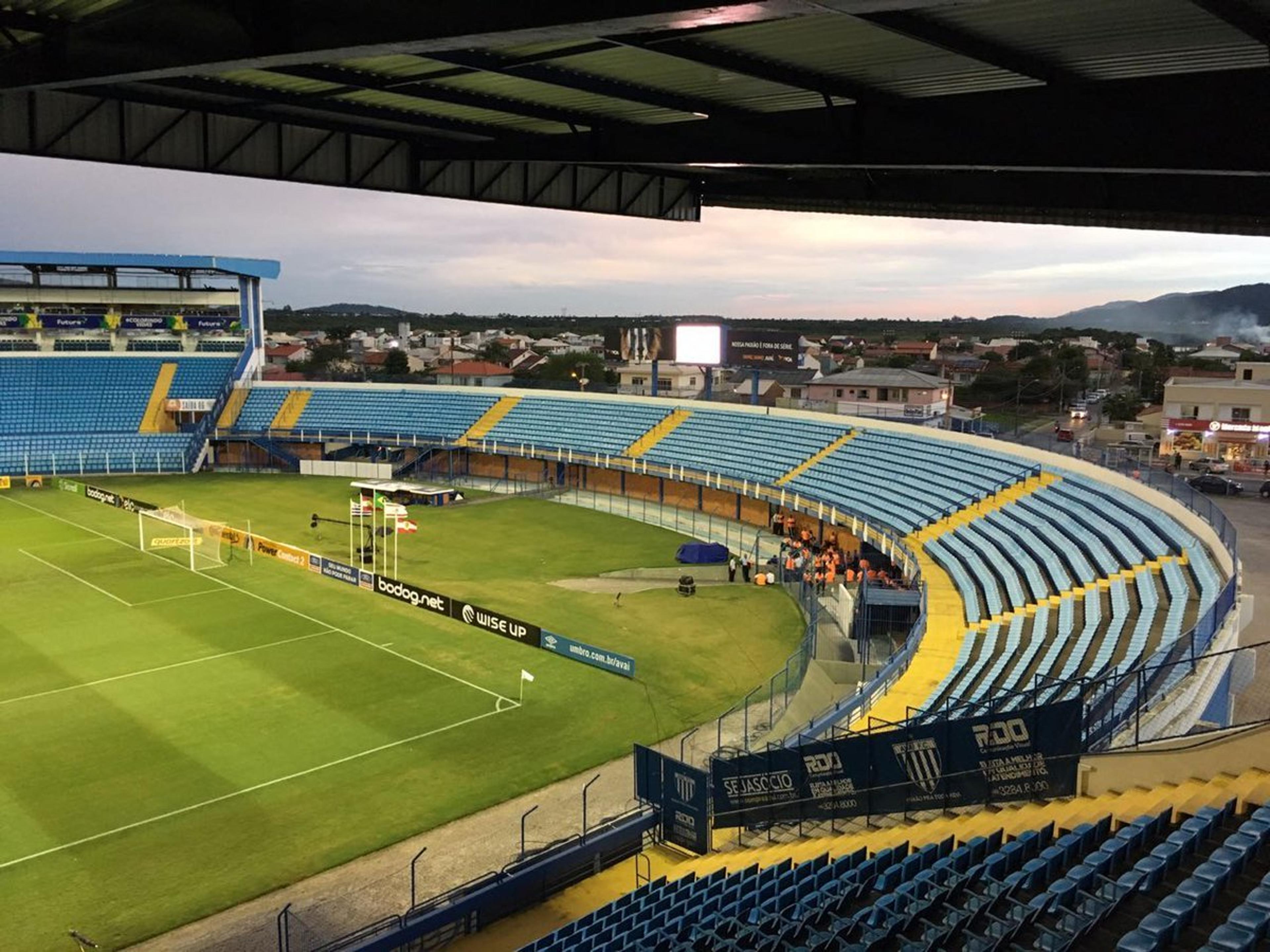 Por garrafa atirada no campo, Avaí será julgado pelo STJD