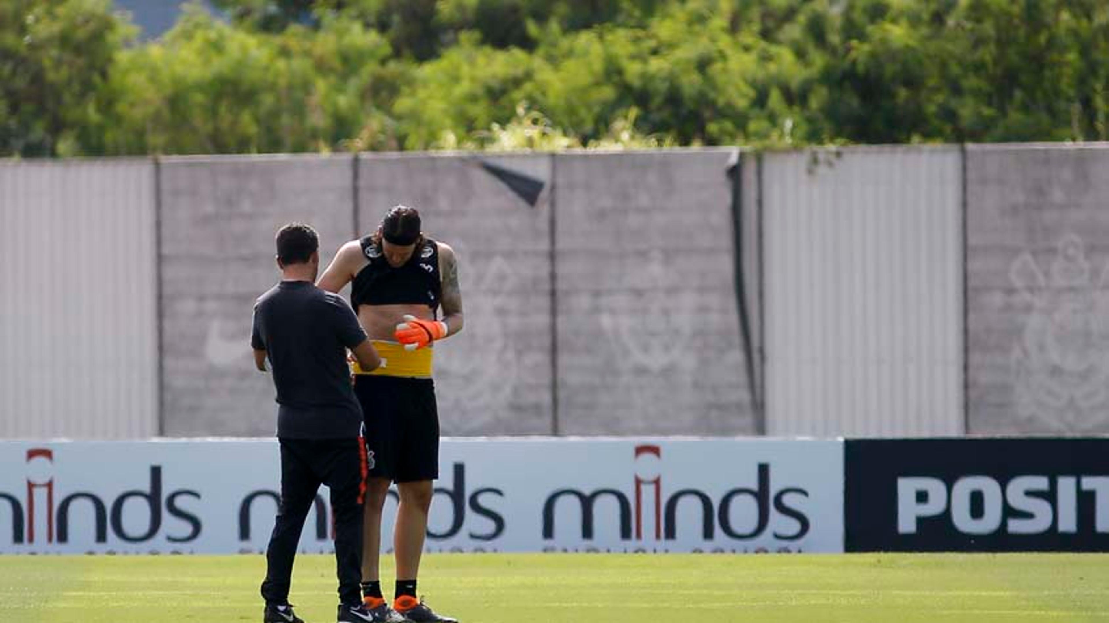 Cássio usa proteção no quadril, e titulares fazem treino leve no Timão