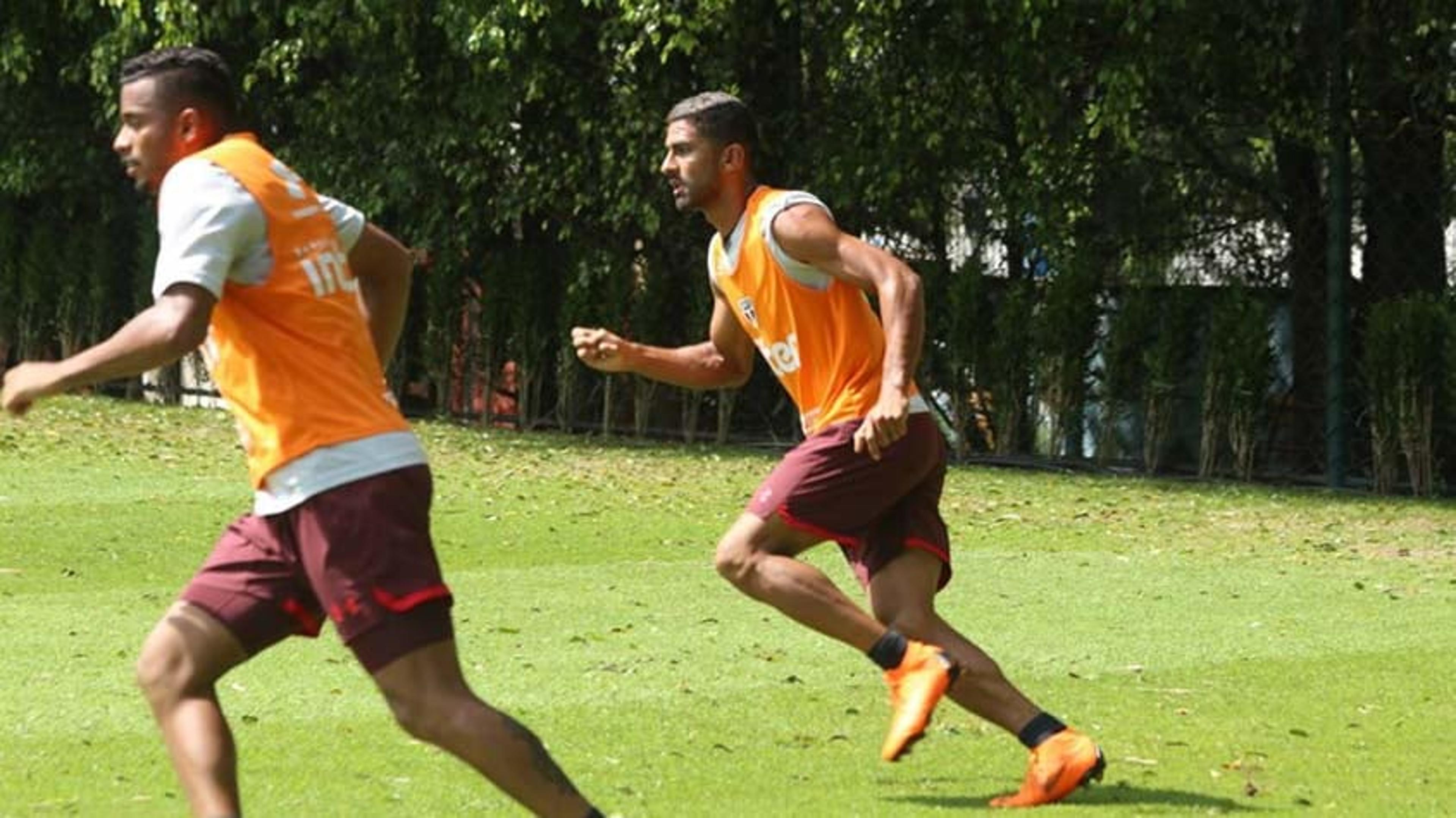 Reinaldo e Tréllez trabalham com bola na reapresentação do São Paulo