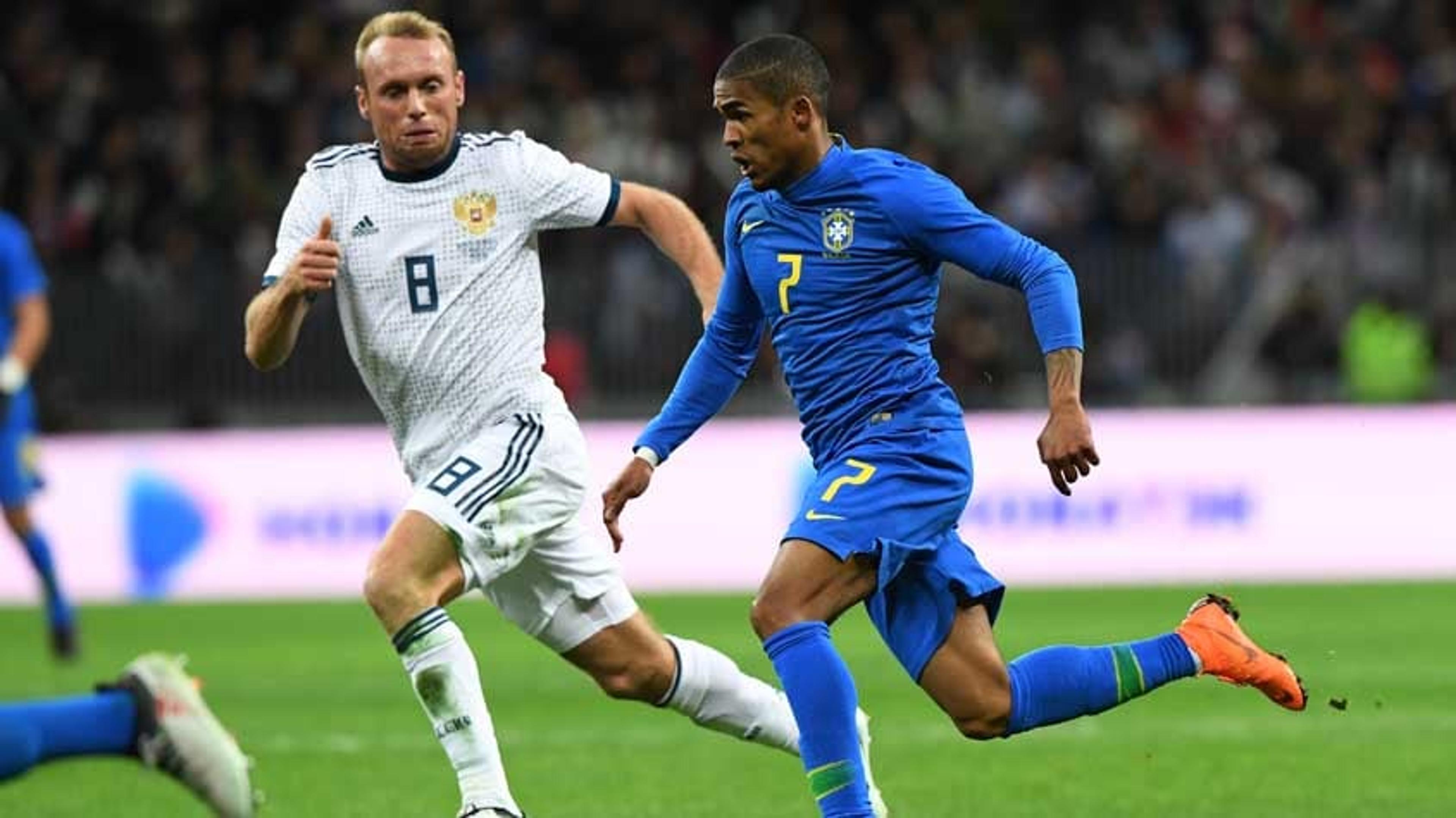 Douglas Costa comemora chance na Seleção: ‘Acho que aproveitei bem’