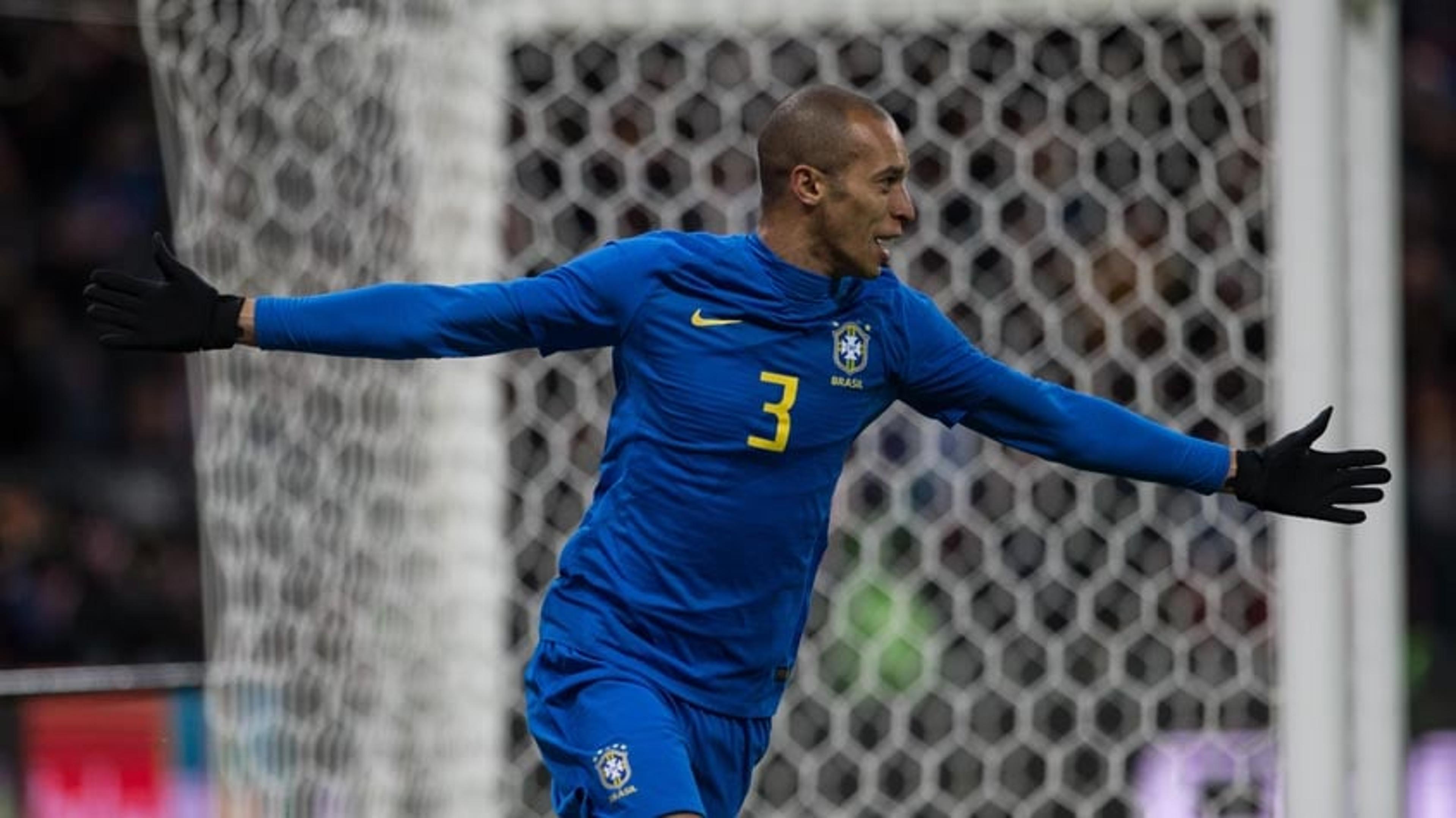 Miranda celebra gol e elogia postura da Seleção Brasileira contra a Rússia