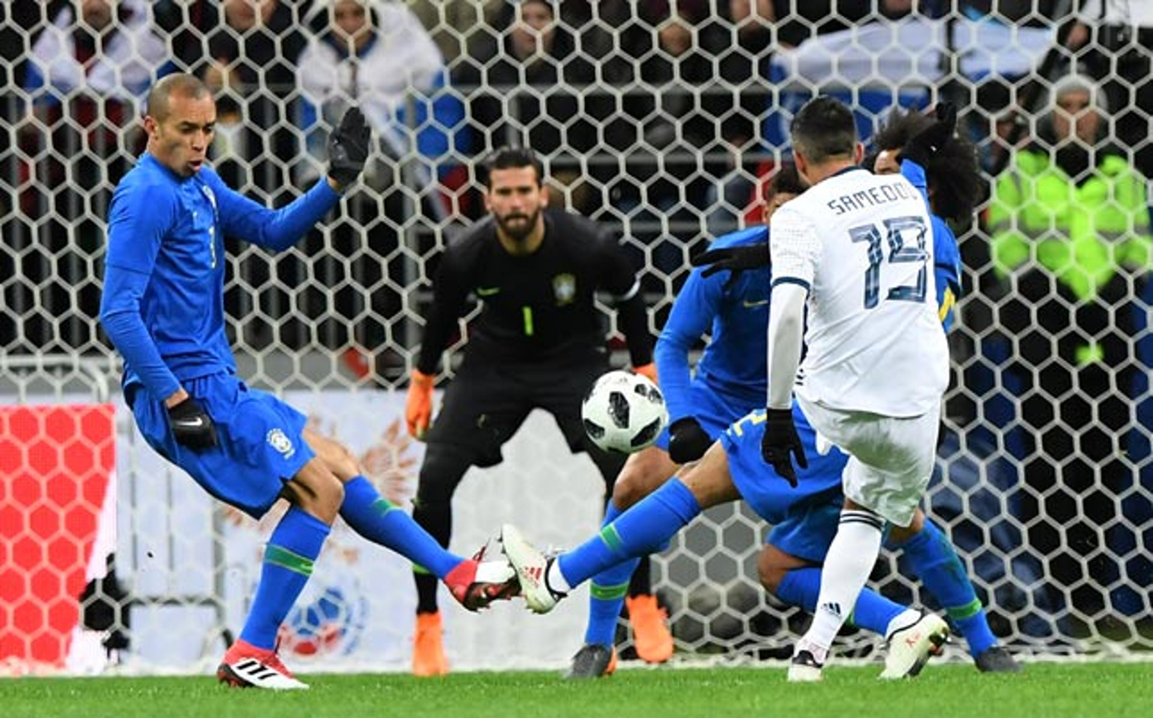 Alisson celebra vitória e não levar gol diante da Rússia: ‘Espírito de equipe’