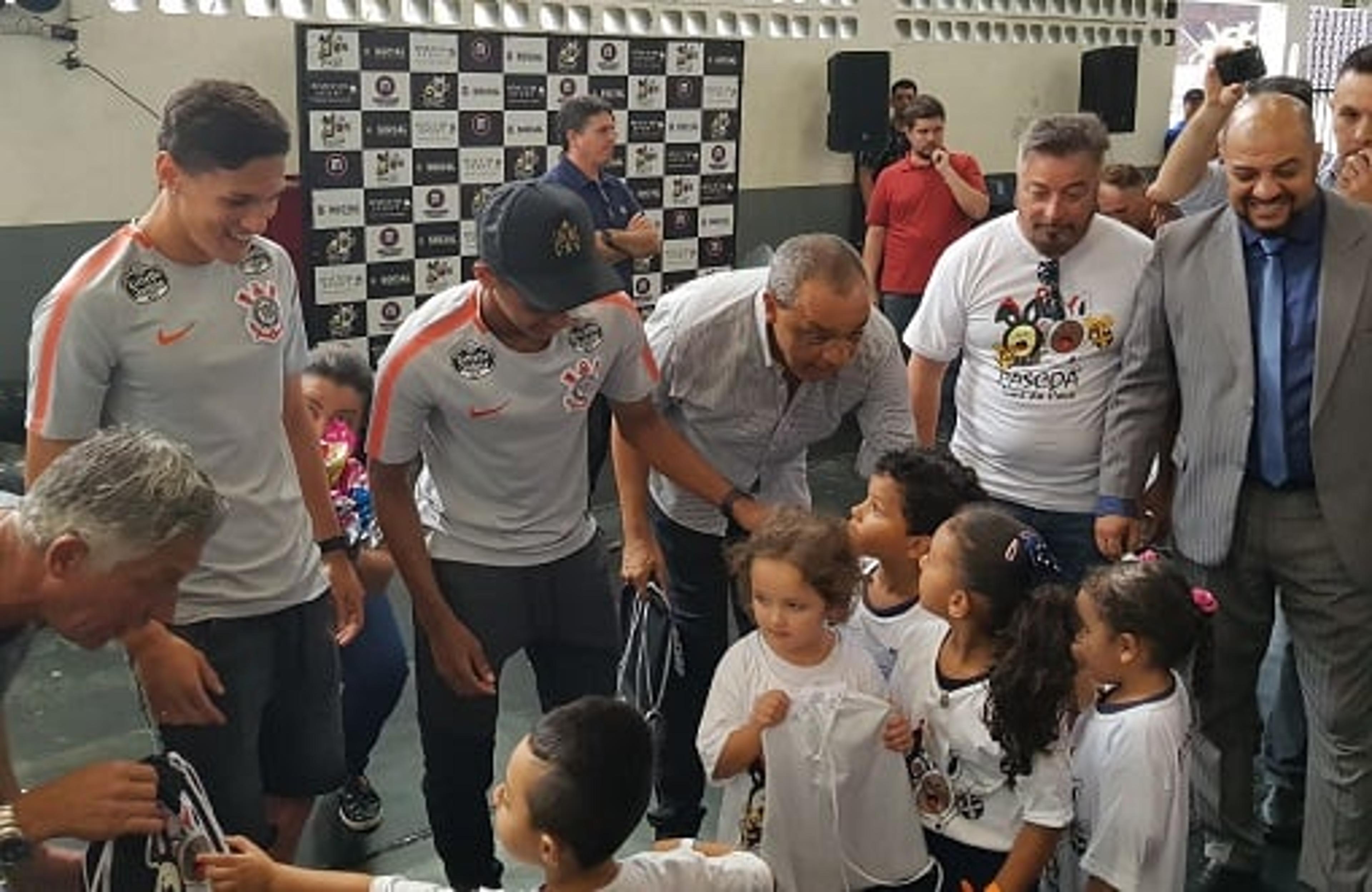 Jovens do Corinthians participam de evento e entregam ovos de Páscoa