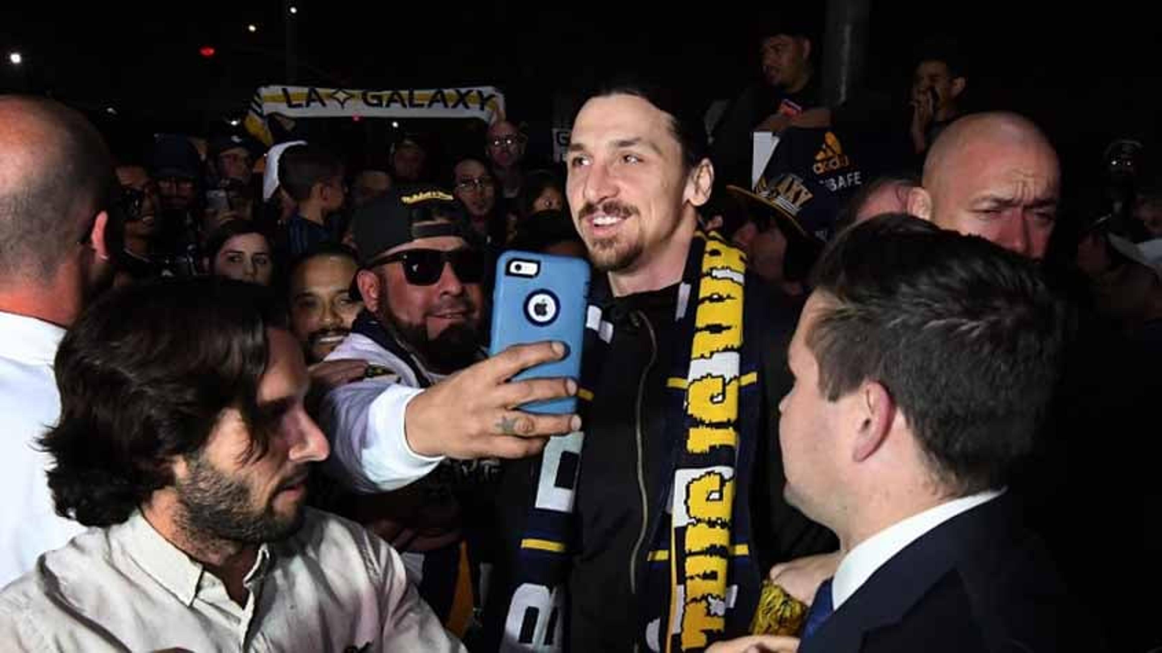 Ovacionado pela torcida no aeroporto, Ibra chega ao Los Angeles Galaxy