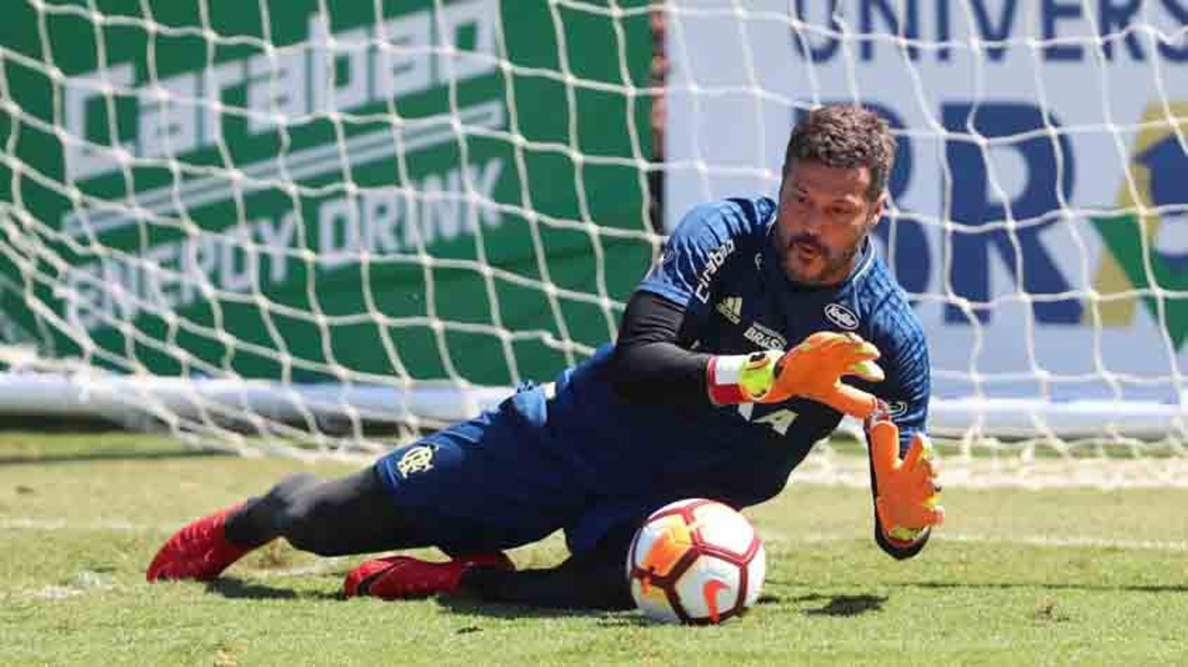 Paredão! Júlio César recebe homenagem da UEFA; Assista