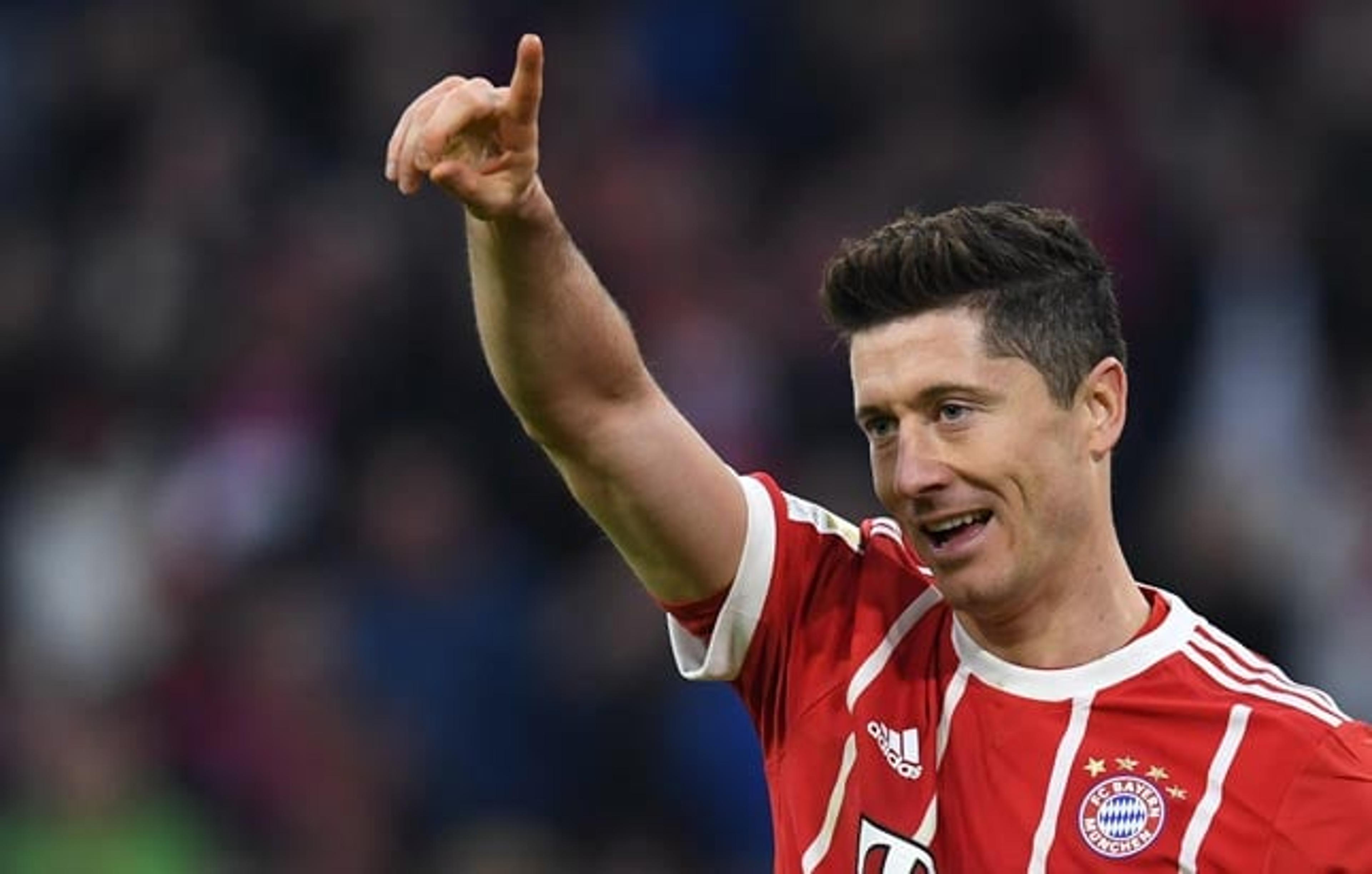 Com três de Lewandowski, Bayern goleia e está a uma vitória do título