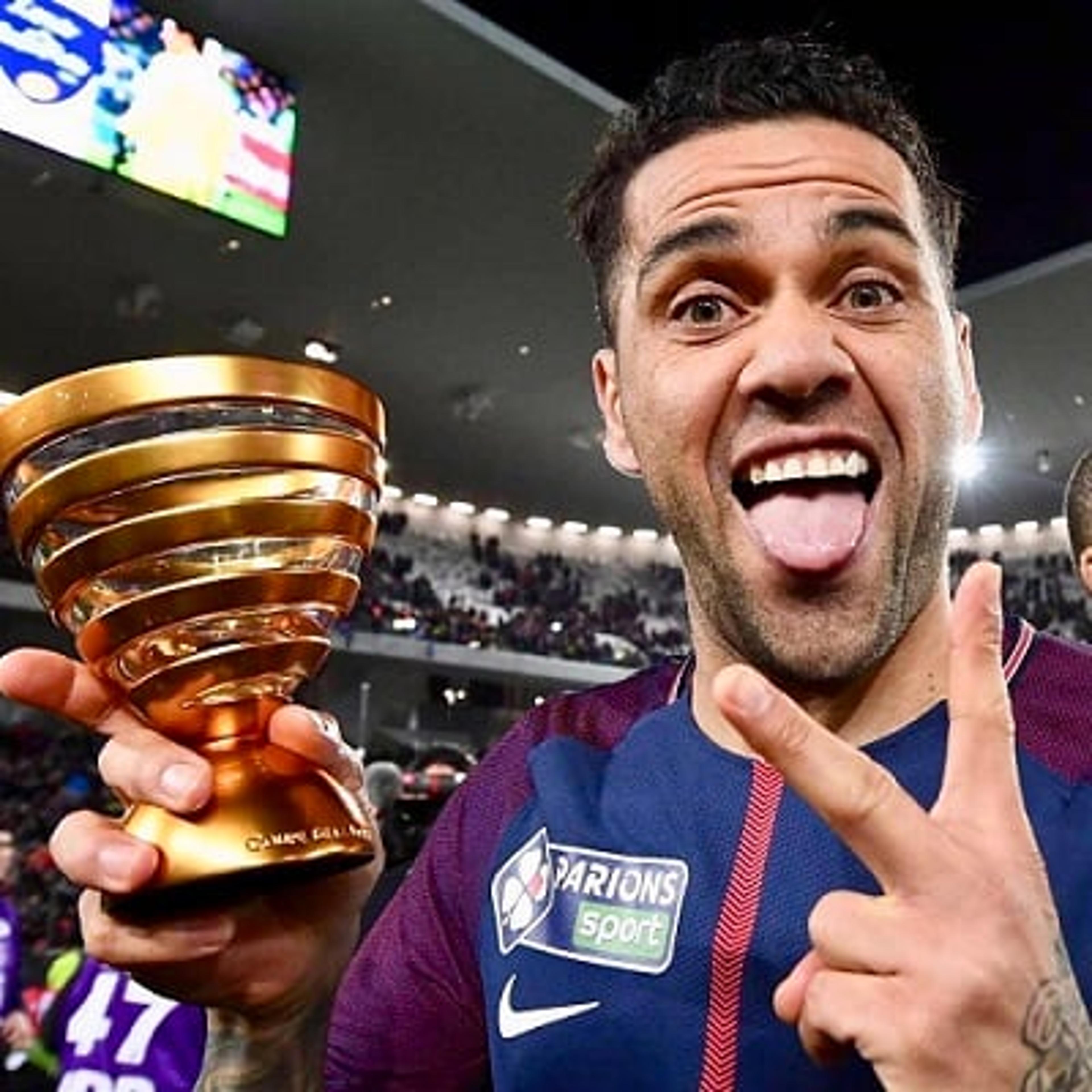 Daniel Alves celebra 36º título: ‘Sou apenas um sonhador humilde’