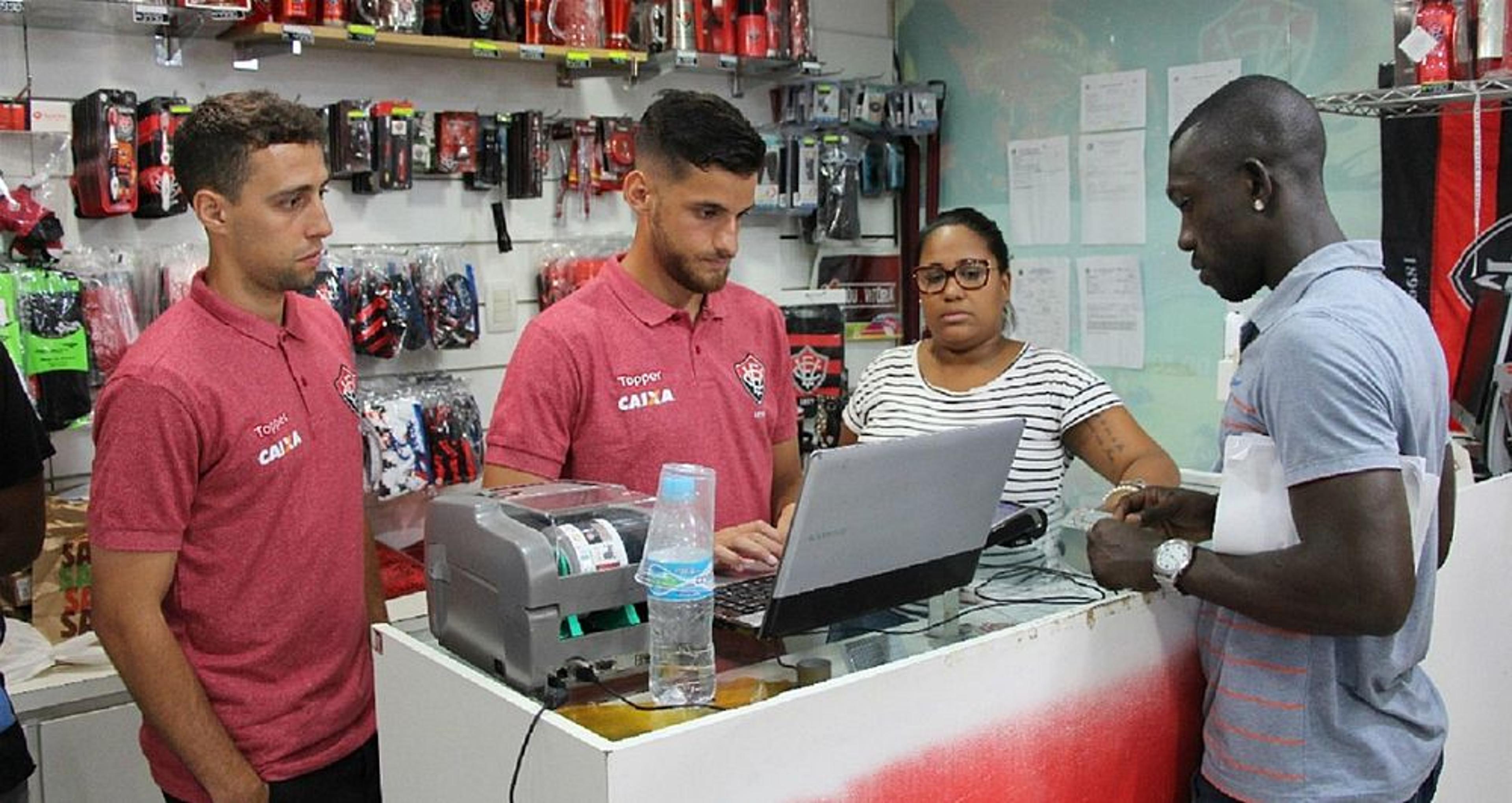 Em ação do clube, atletas do Vitória vendem ingressos para Ba-Vi decisivo