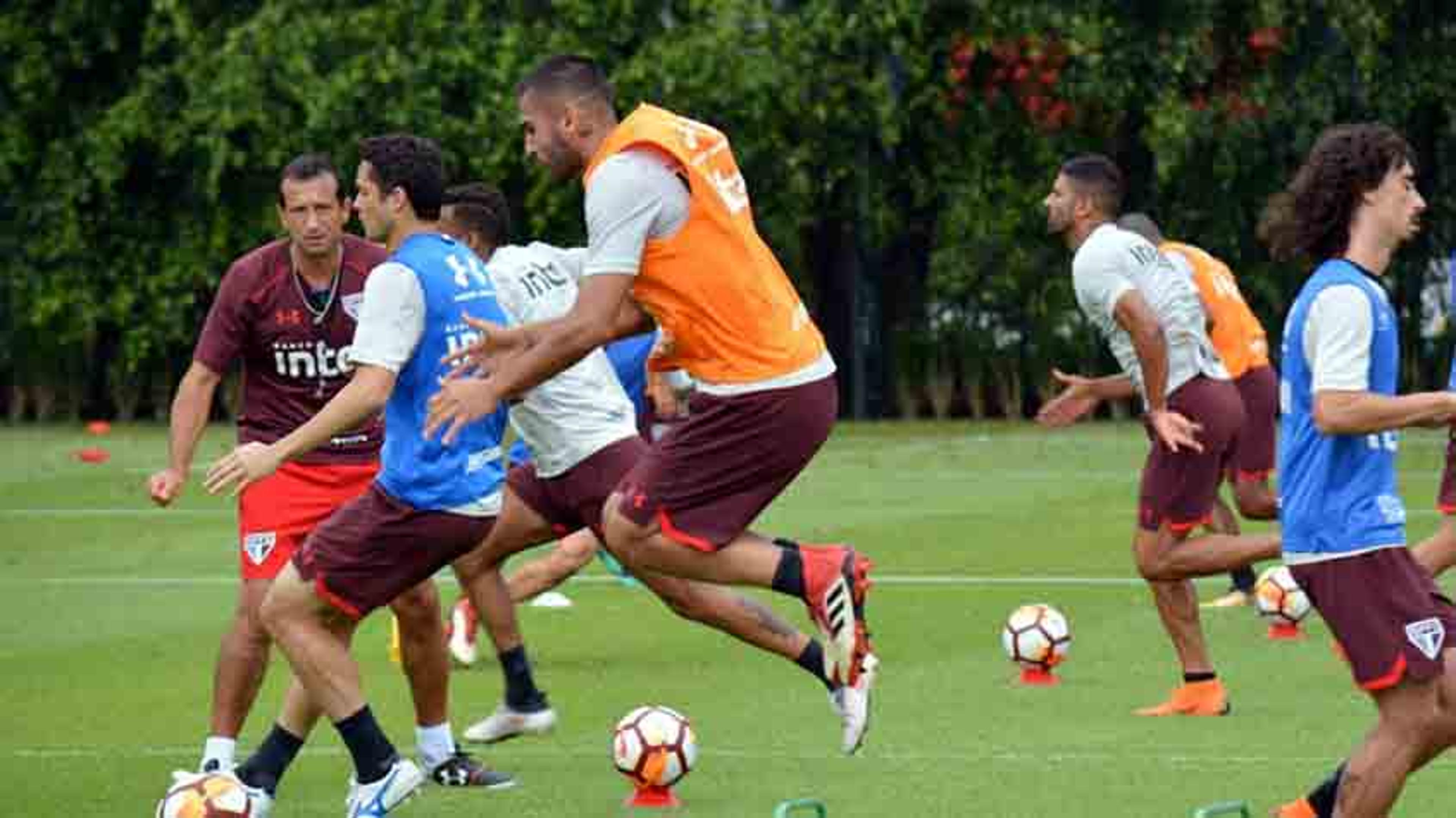 Poupado das atividades de sábado, Liziero volta a treinar no São Paulo