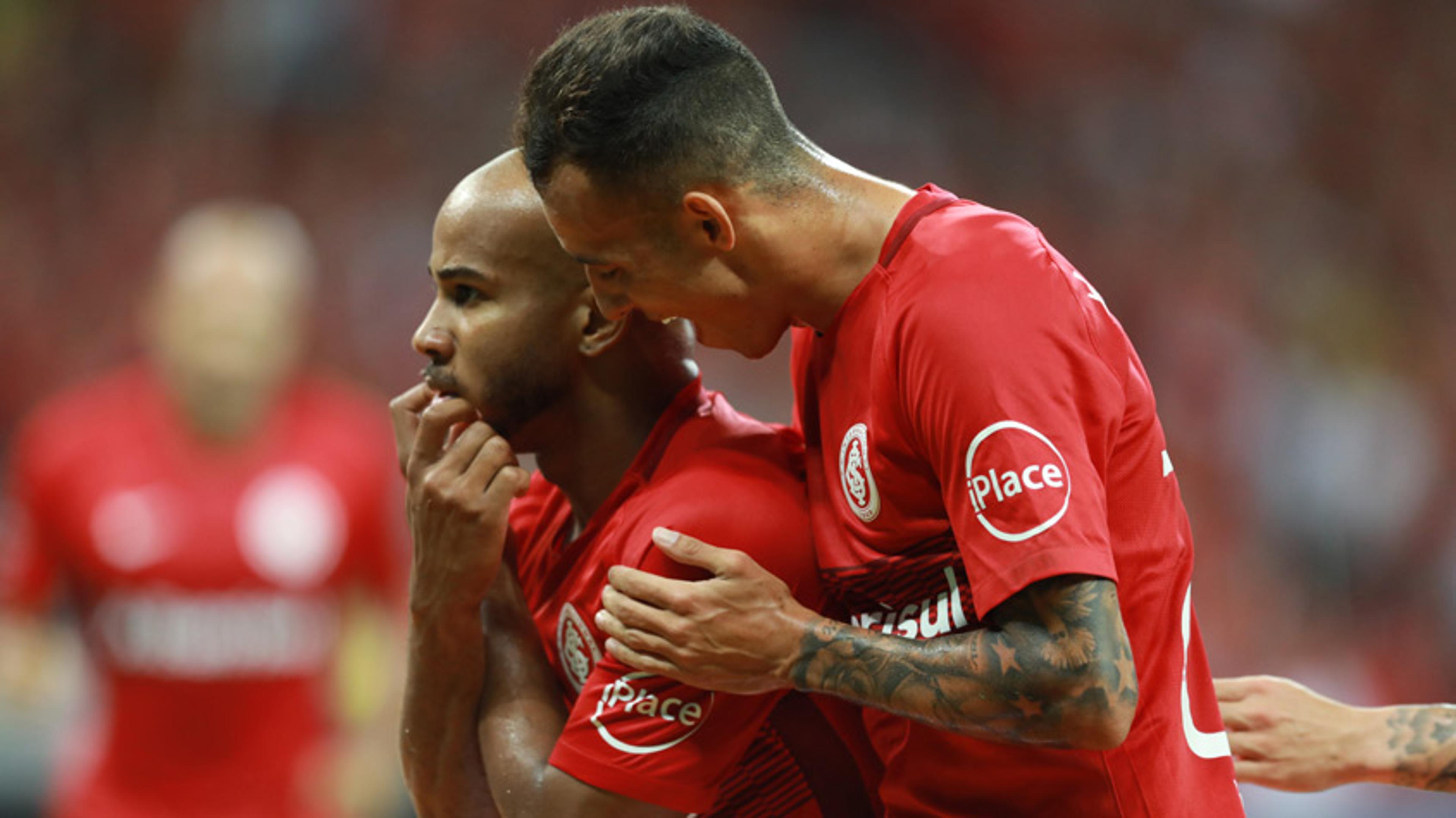 No sufoco, Internacional abre vantagem contra o Vitória