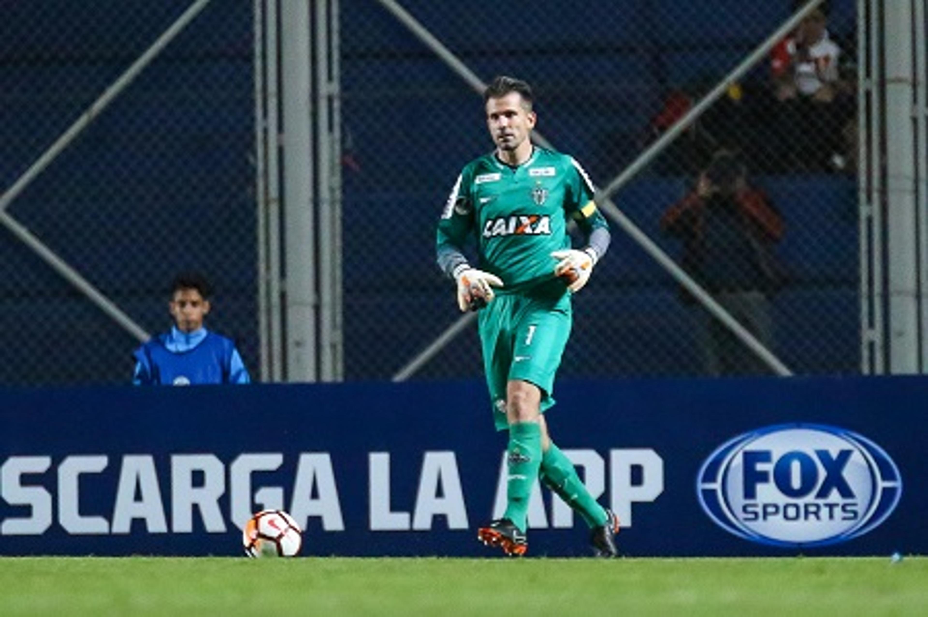 Herói da classificação, Victor celebra marca de três pênaltis defendidos