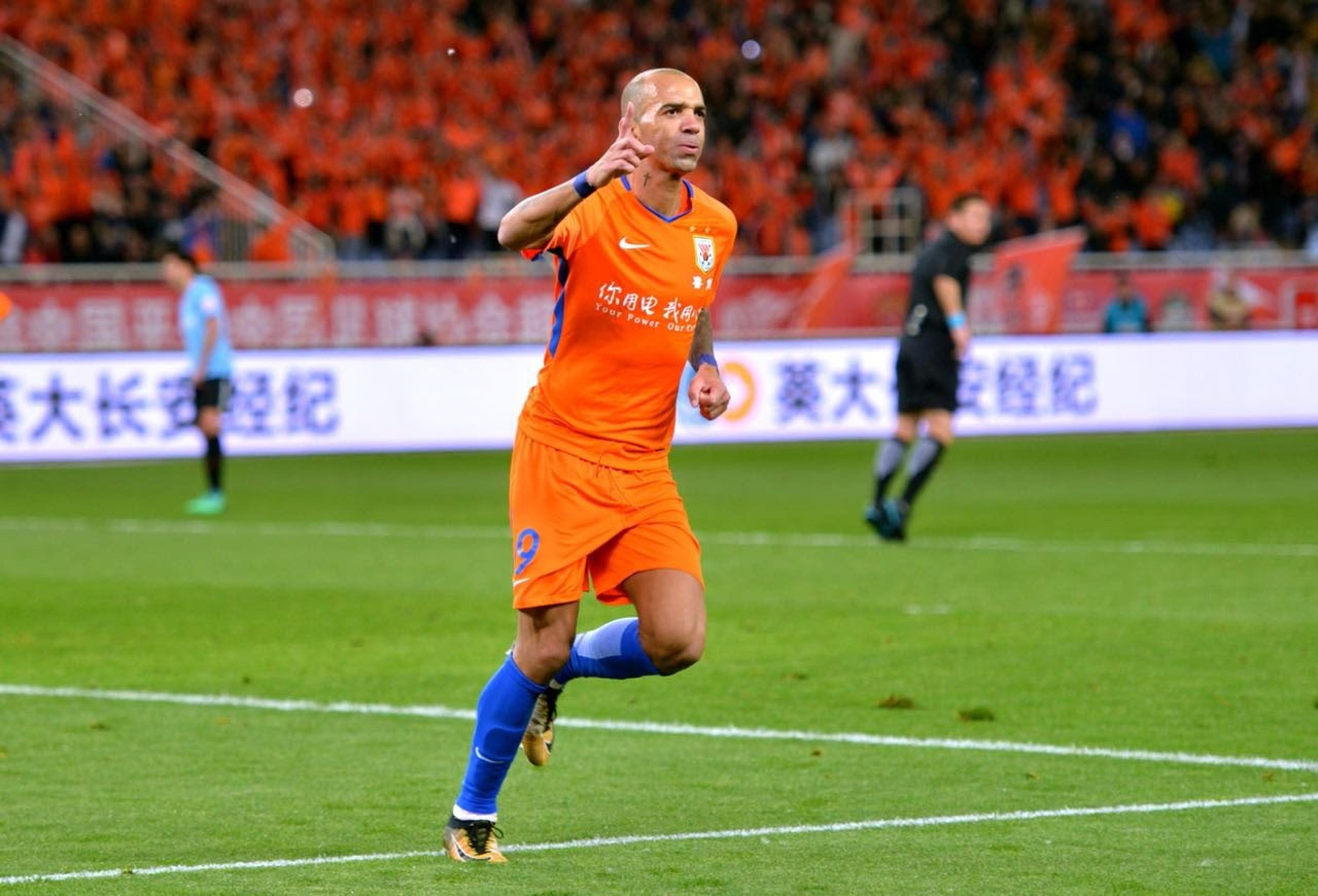 Tardelli brilha e garante vitória do Shandong Luneng no Chinês