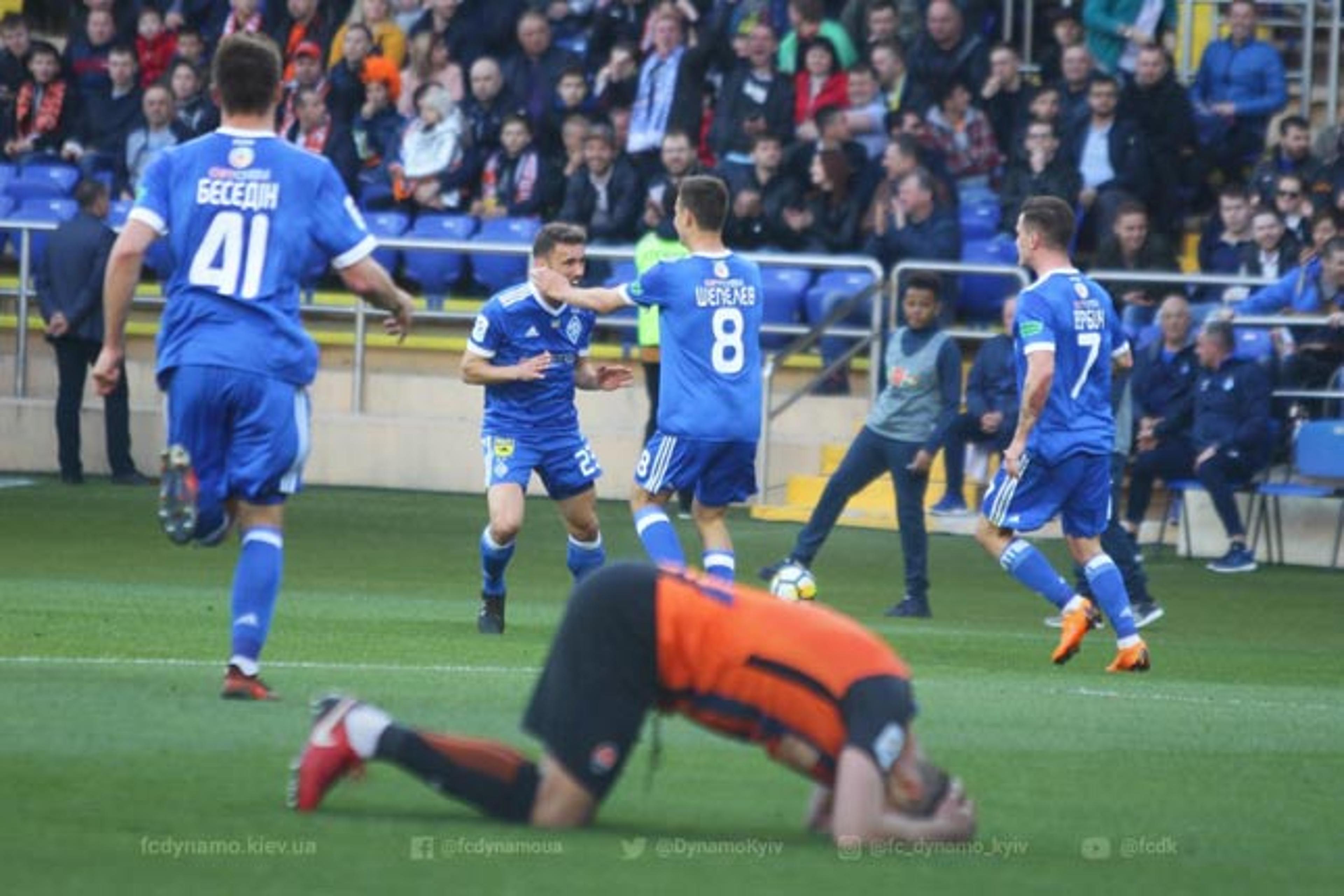 Taison é expulso em derrota do Shakhtar para o Dínamo de Kiev