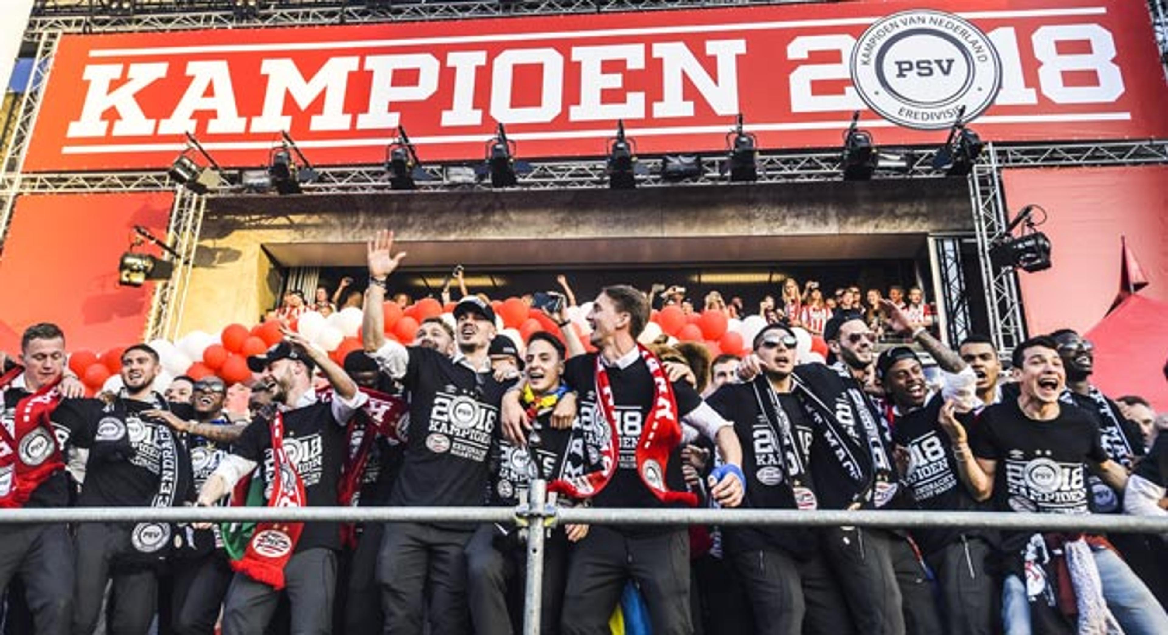 Torcedores lotam ruas de Eindhoven para celebrar título do PSV