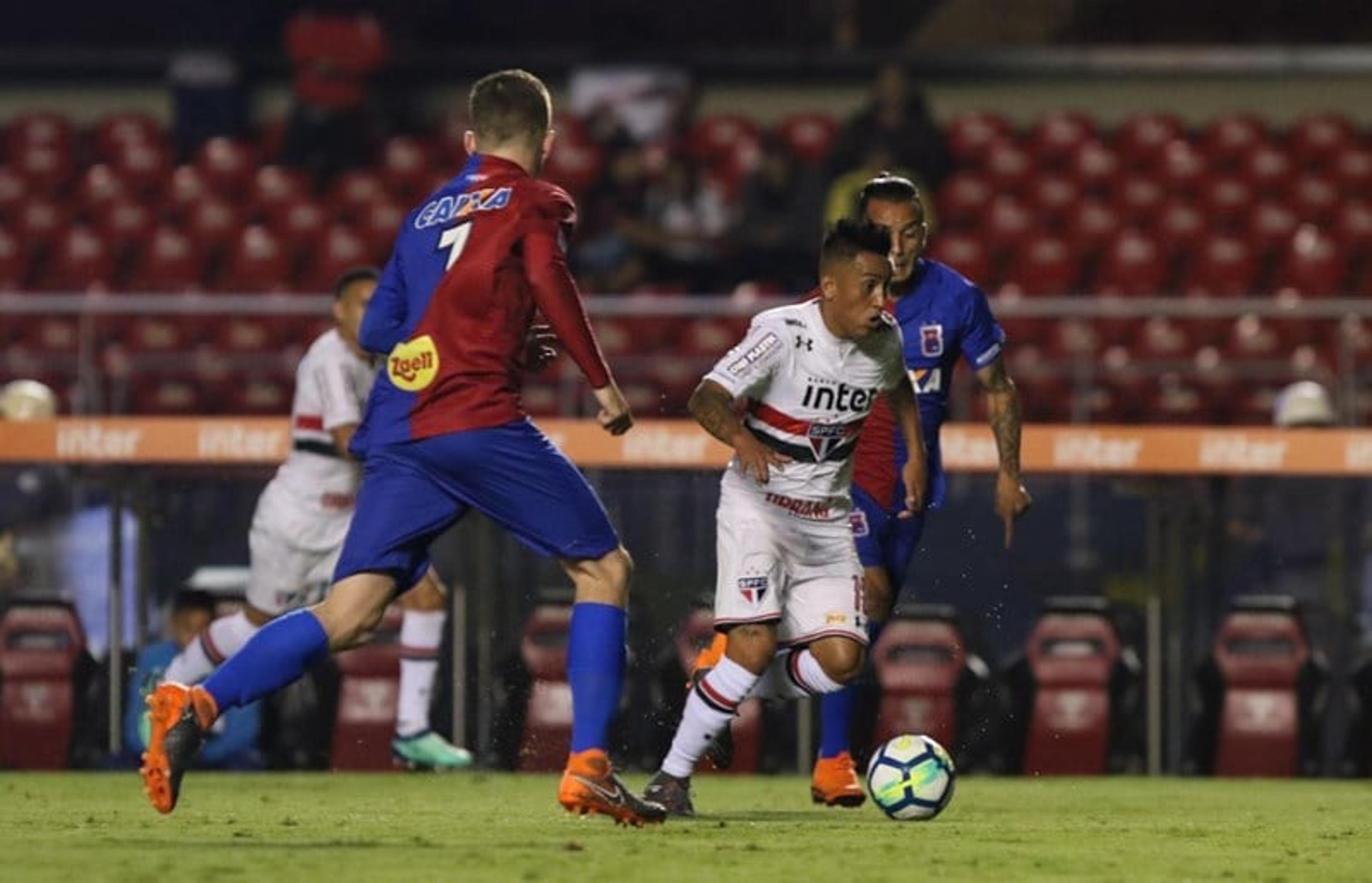 Para voltar a ser titular no São Paulo, Cueva precisa se espelhar em Nenê