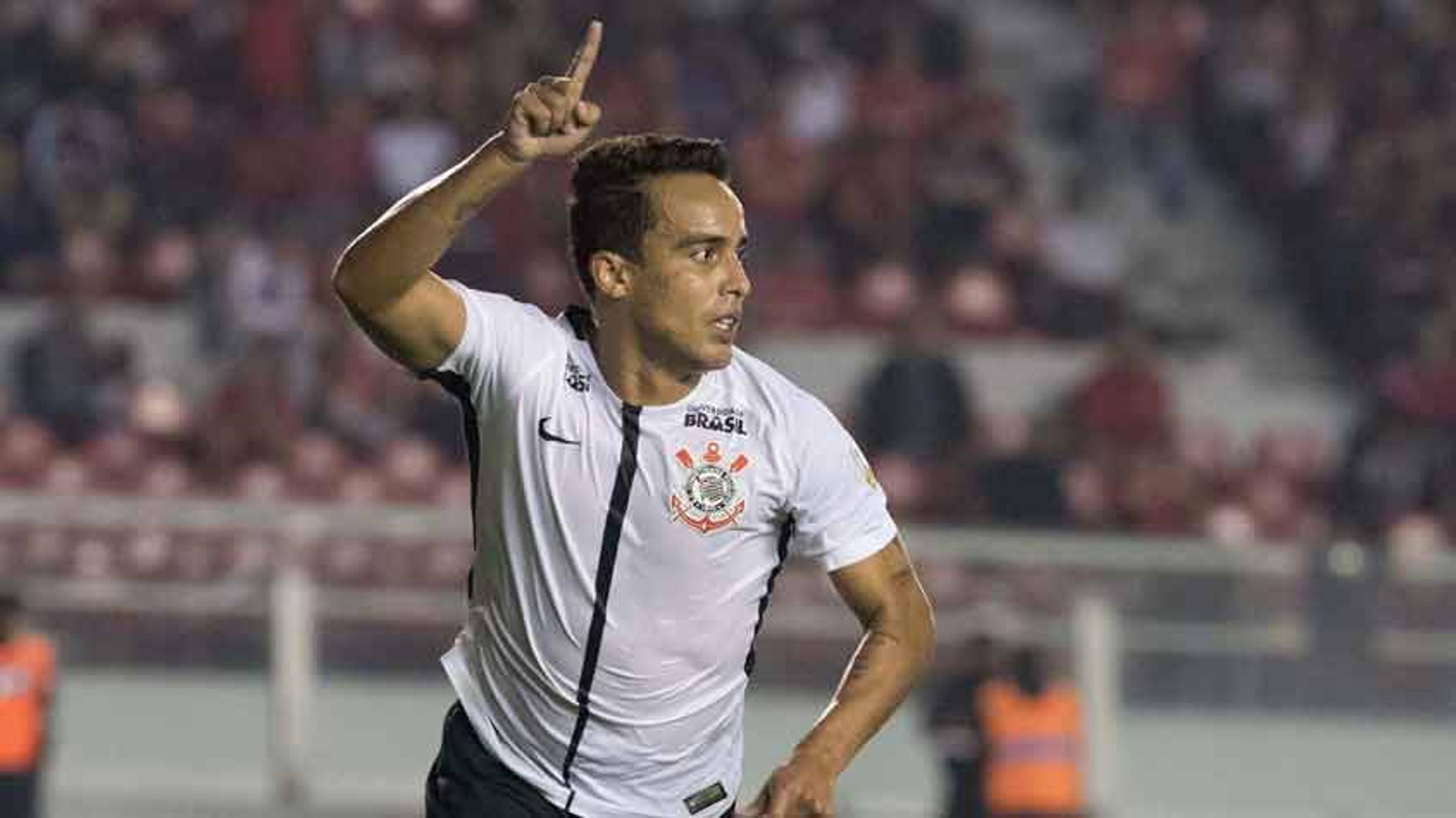 Jadson espera evoluir no Corinthians e não tem pressa para definir futuro