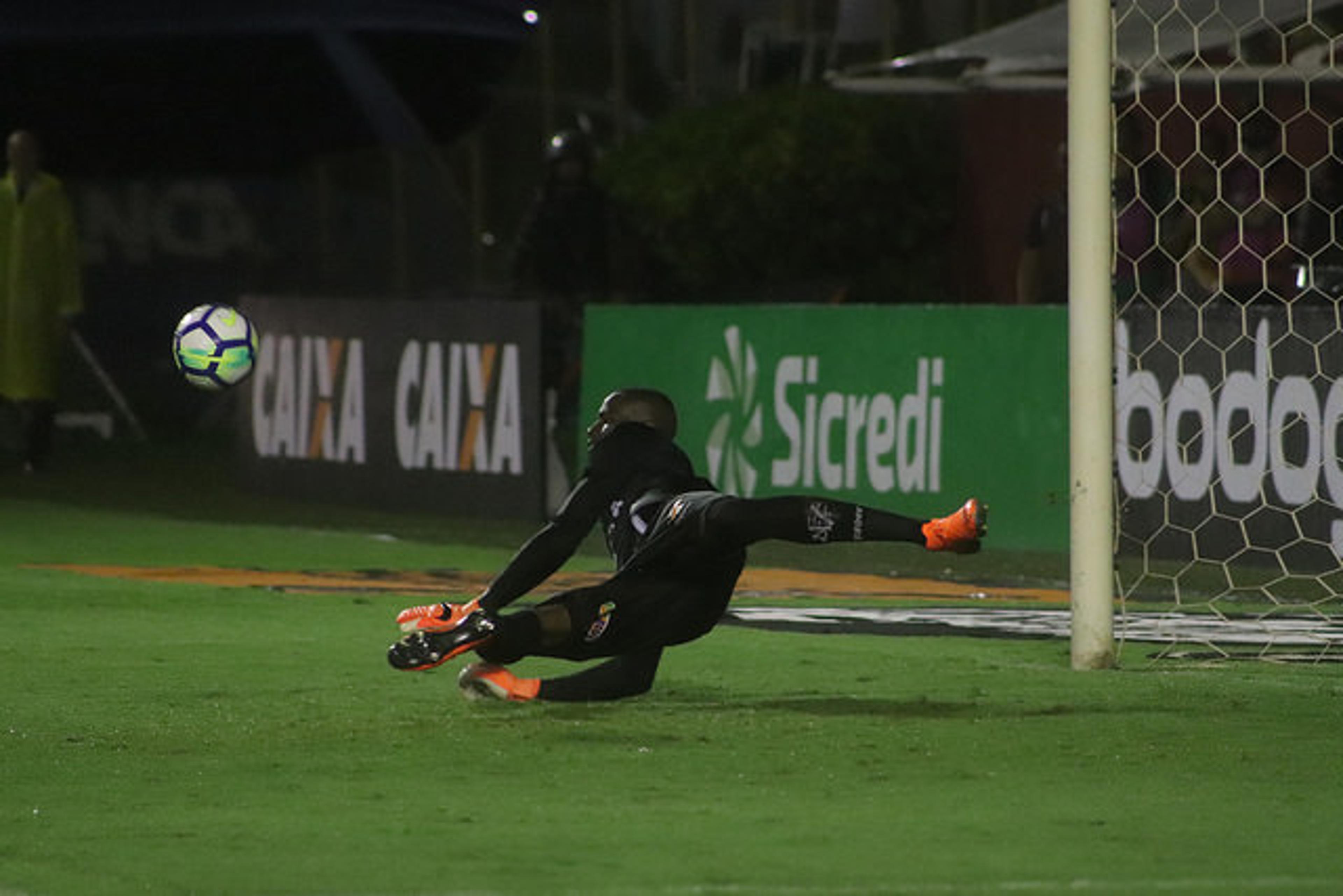 Goleiro do Vitória desabafava após classificação na Copa do Brasil