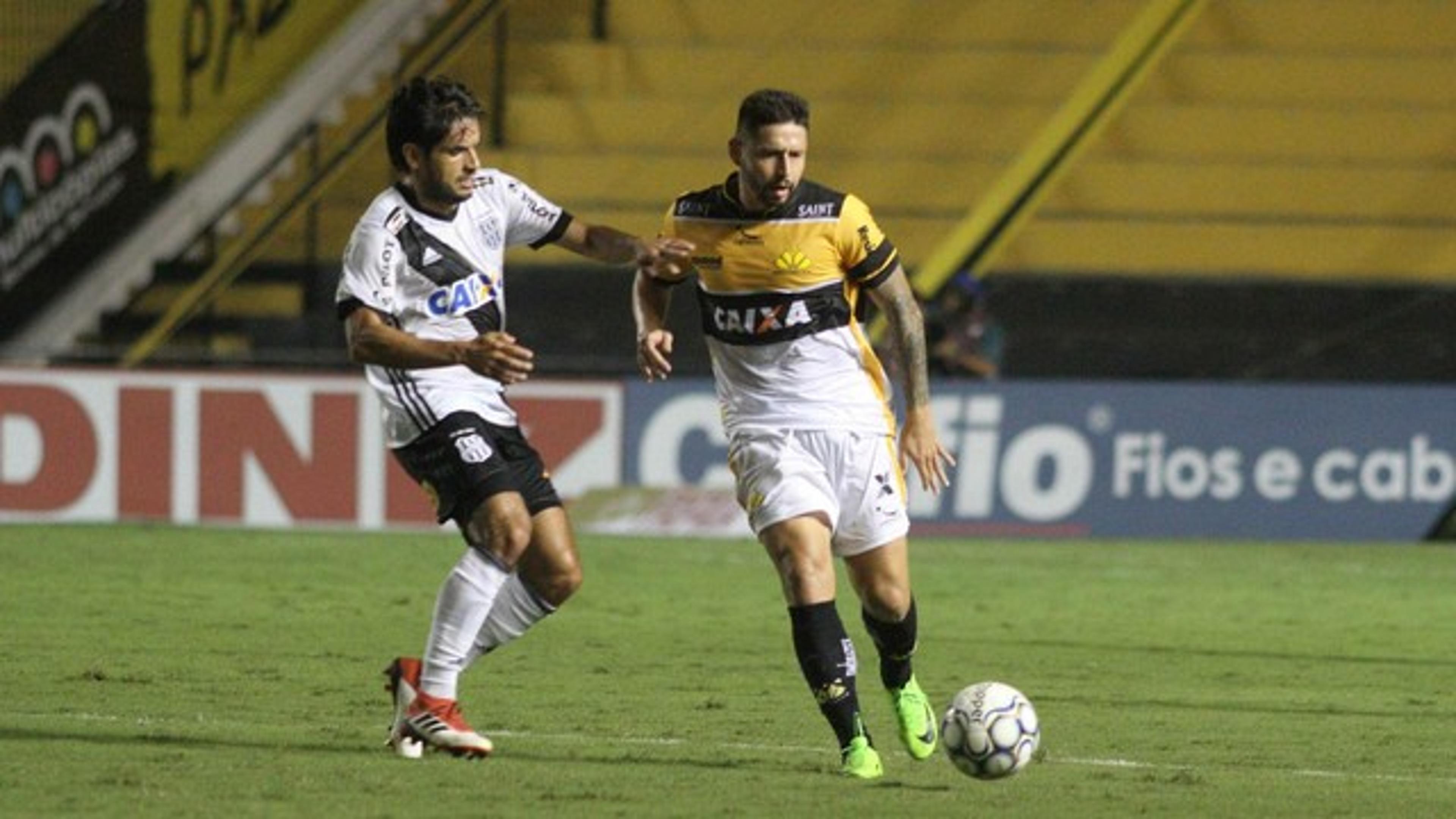 Ponte Preta vence Criciúma com direito a milagres do goleiro Ivan