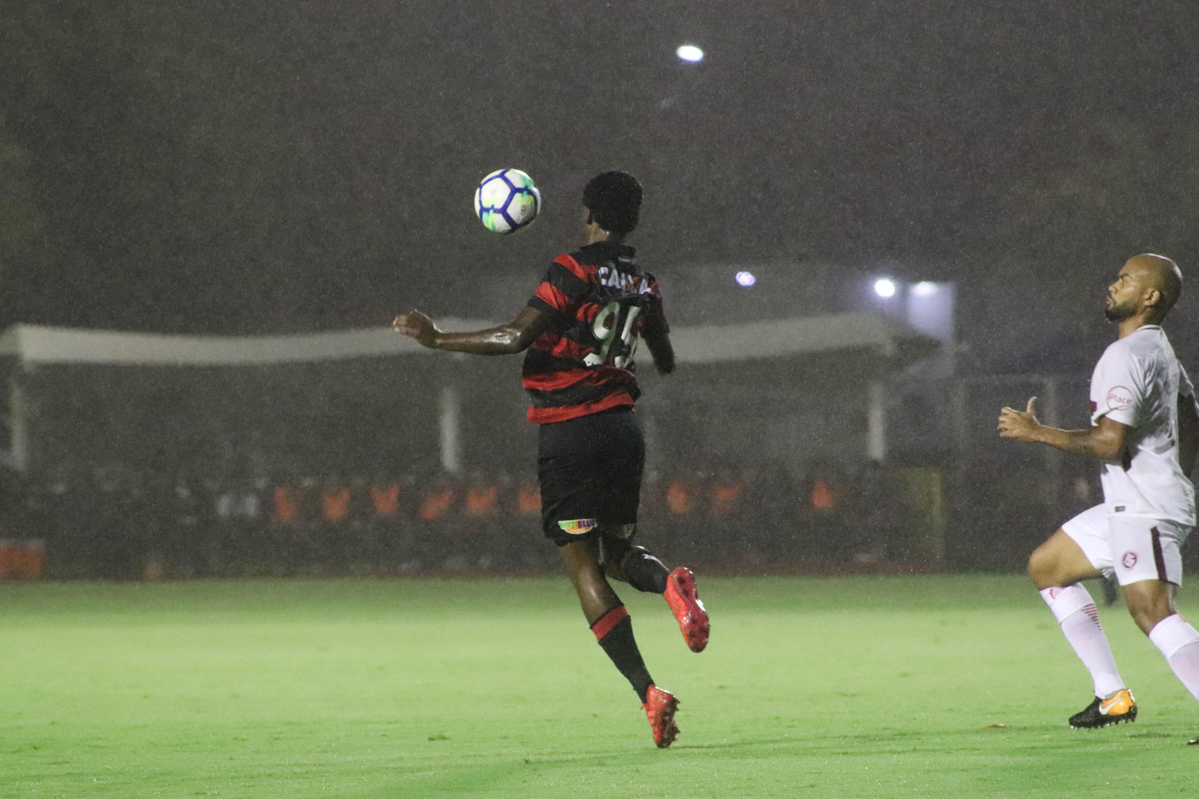 Atacante do Vitória, Denílson espera “jogo perfeito” diante do Corinthians