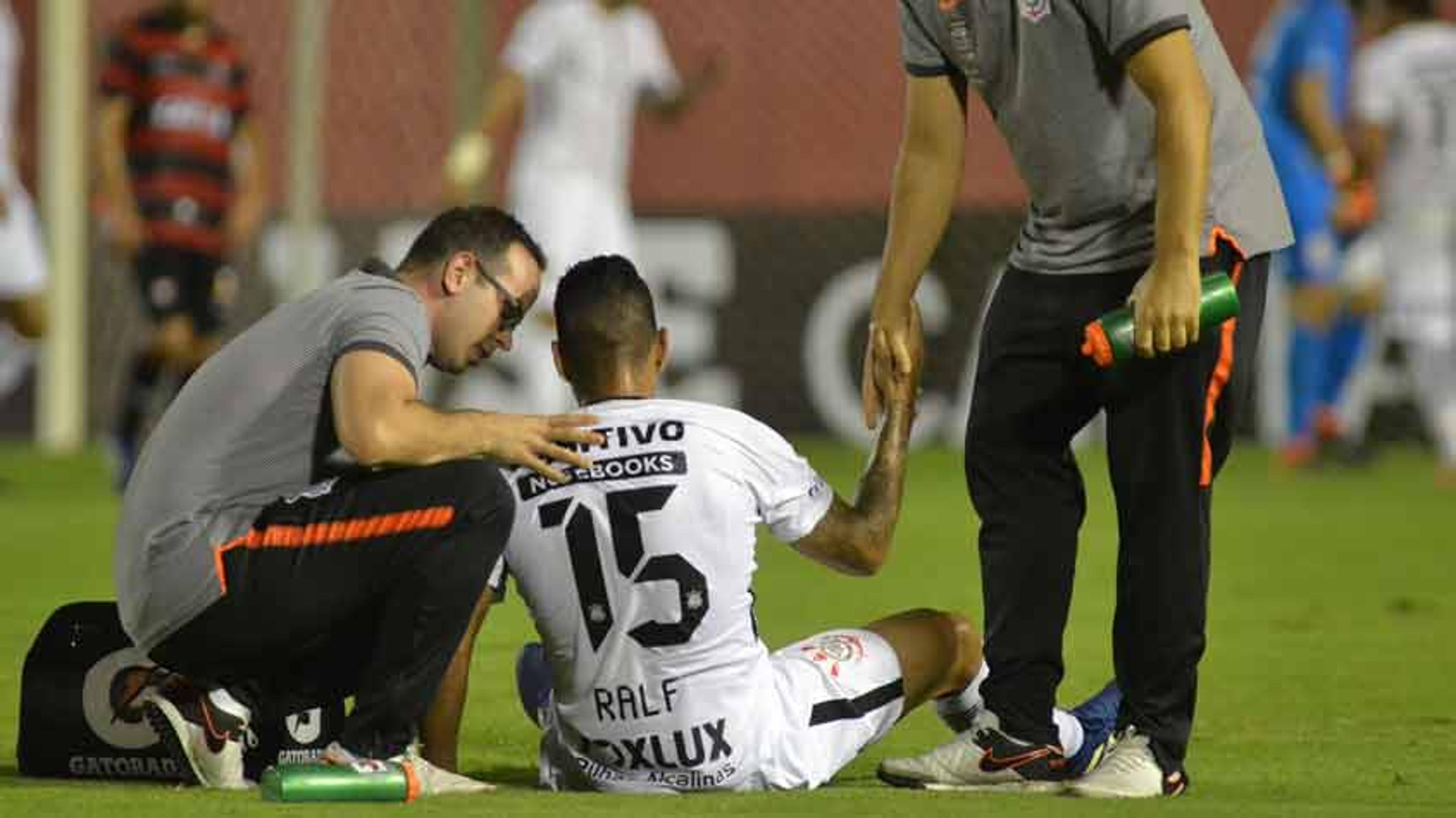 Ralf machuca o ombro, deixa campo chorando e vira desfalque no Timão