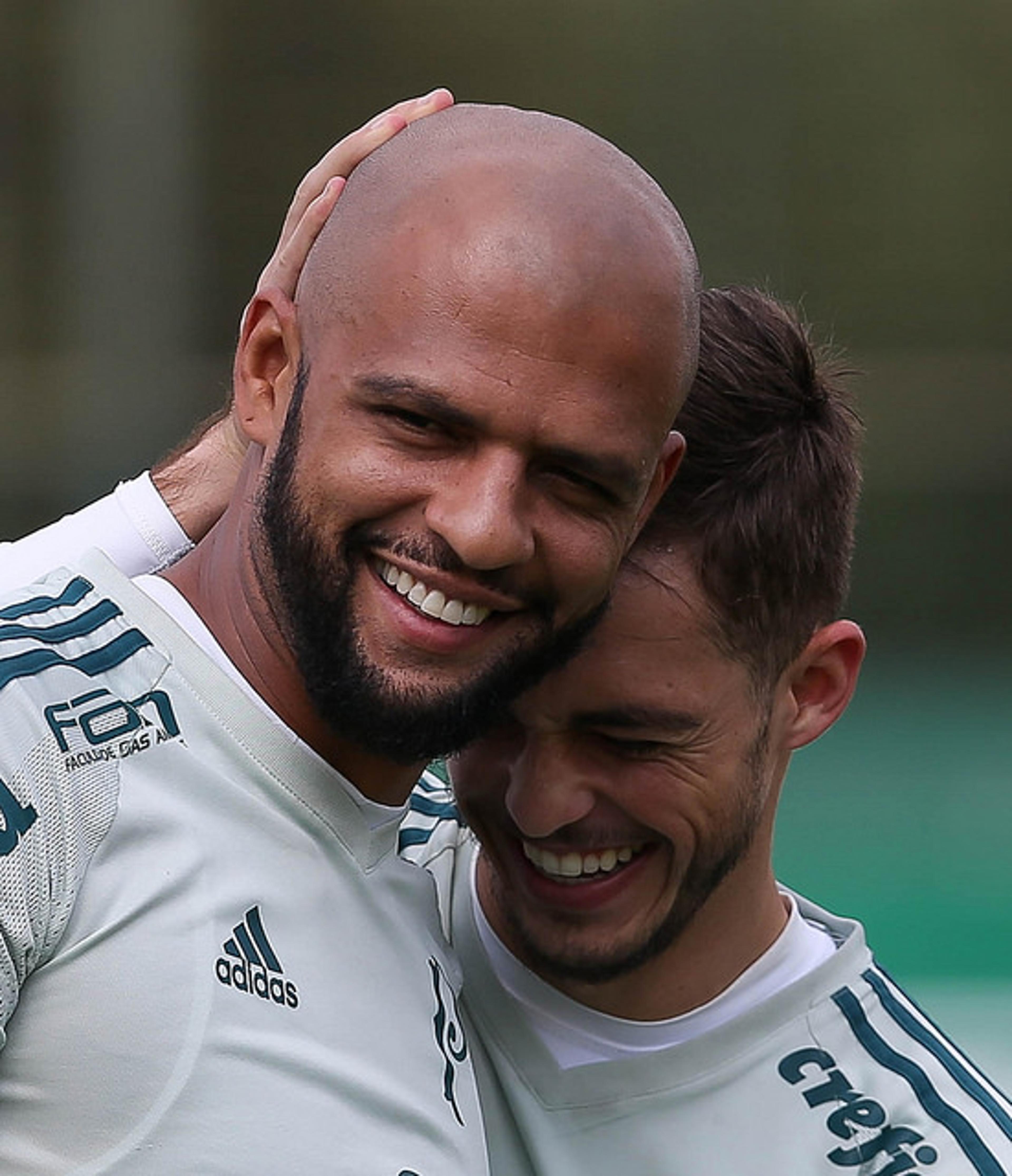 América-MG brinca com dividida entre Felipe Melo e Leandro Donizete