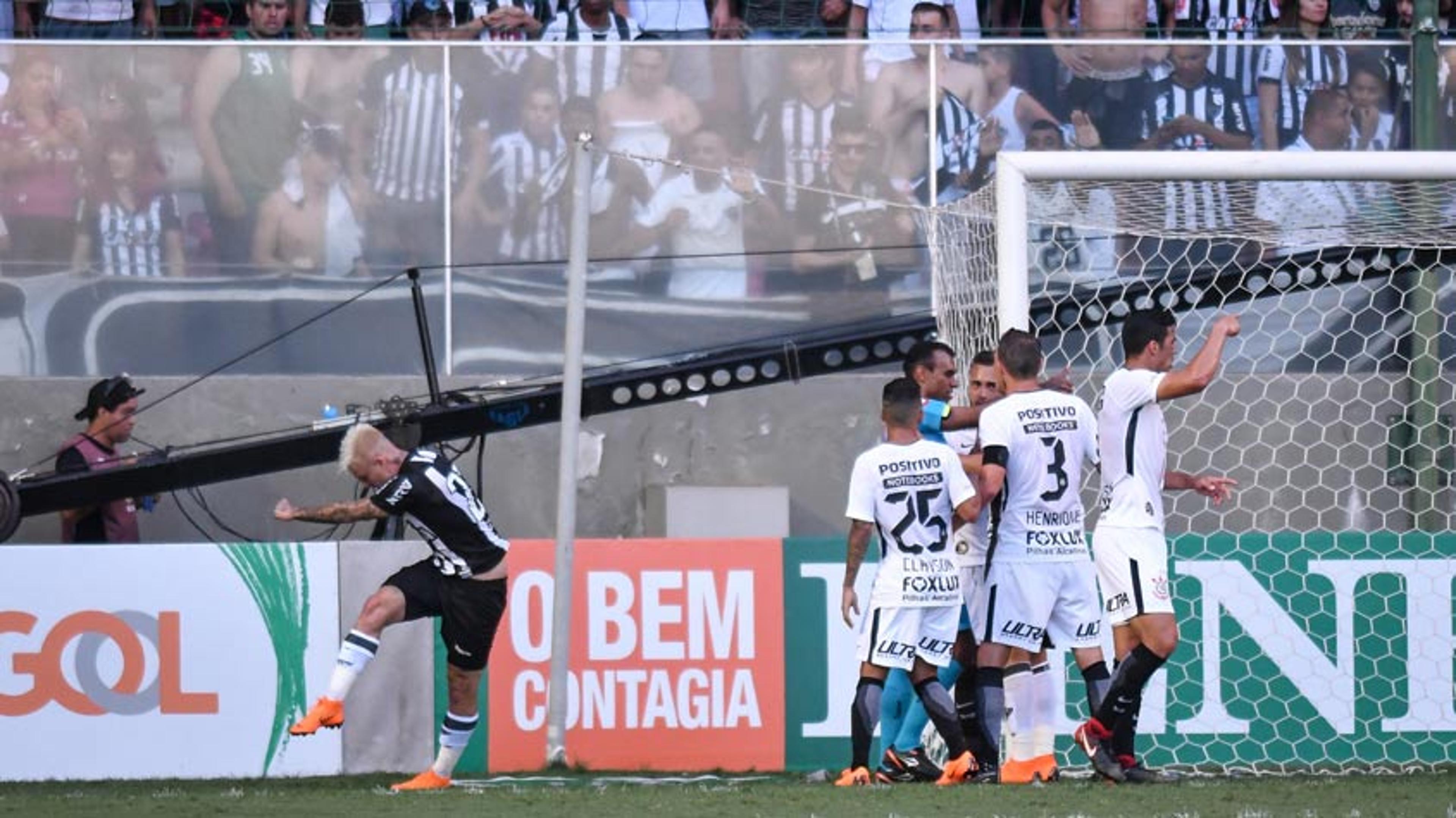 Após derrota, Carille critica arbitragem e atuação do Corinthians