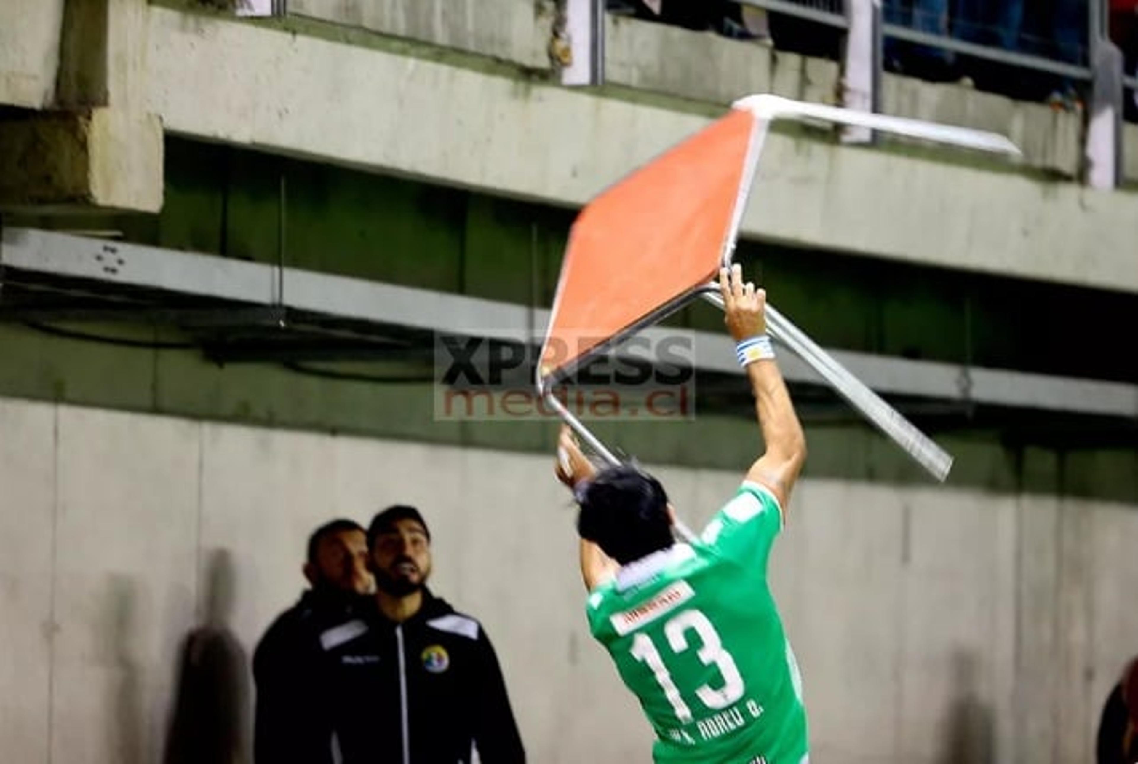 Loco Abreu pode ser suspenso por dez jogos após jogar mesa na torcida