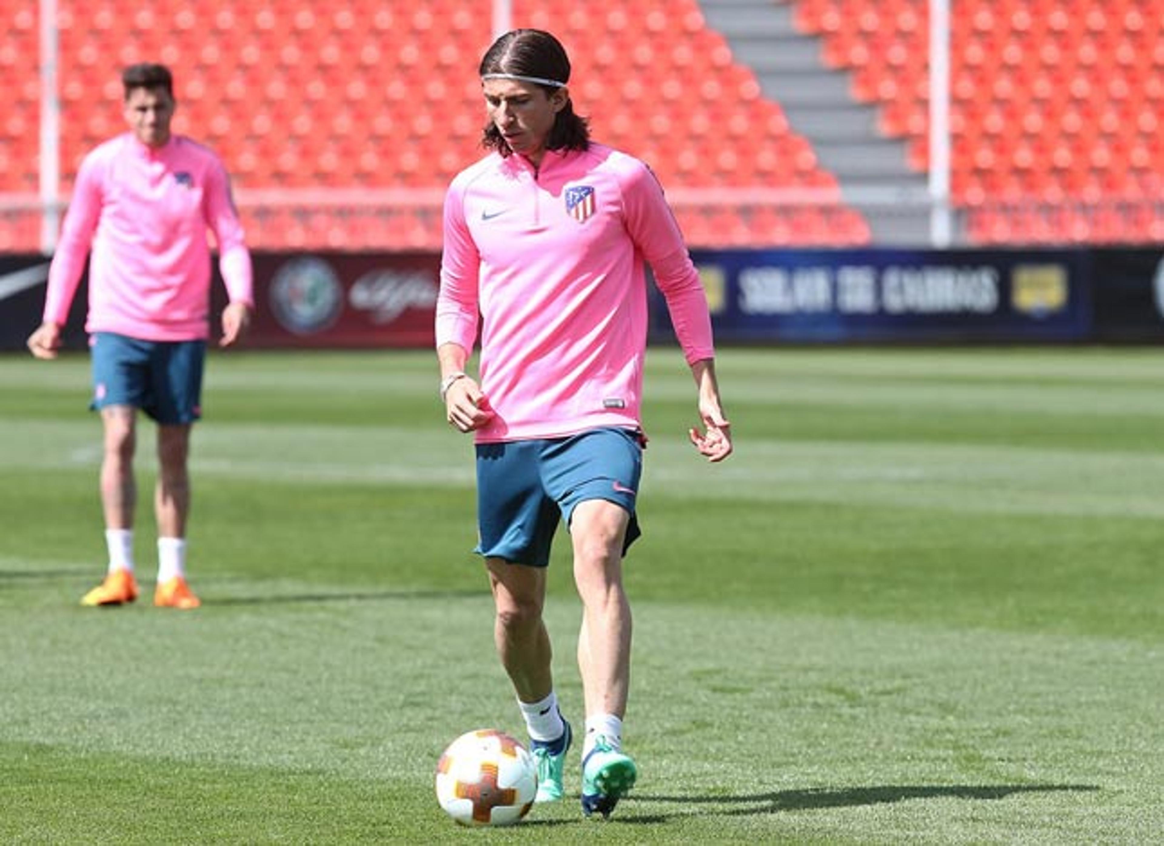 Filipe Luís volta a ser relacionado no Atlético após fratura na fíbula