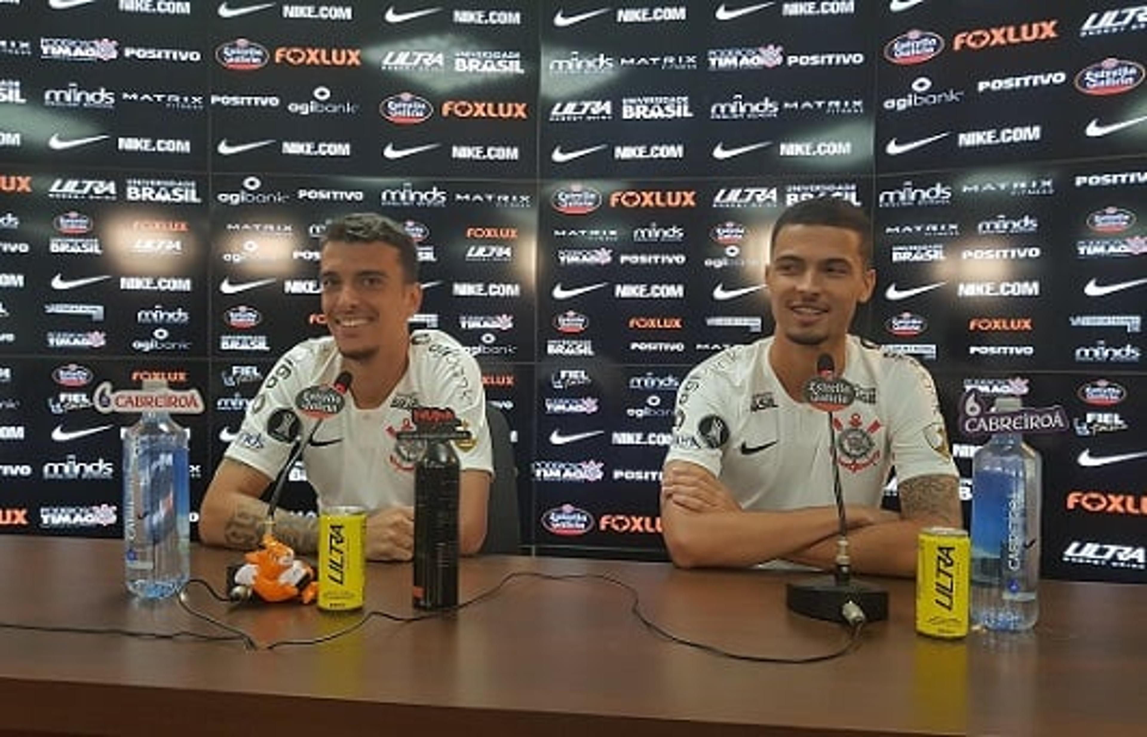 Dupla se apresenta à Fiel e minimiza contrato curto com o Corinthians