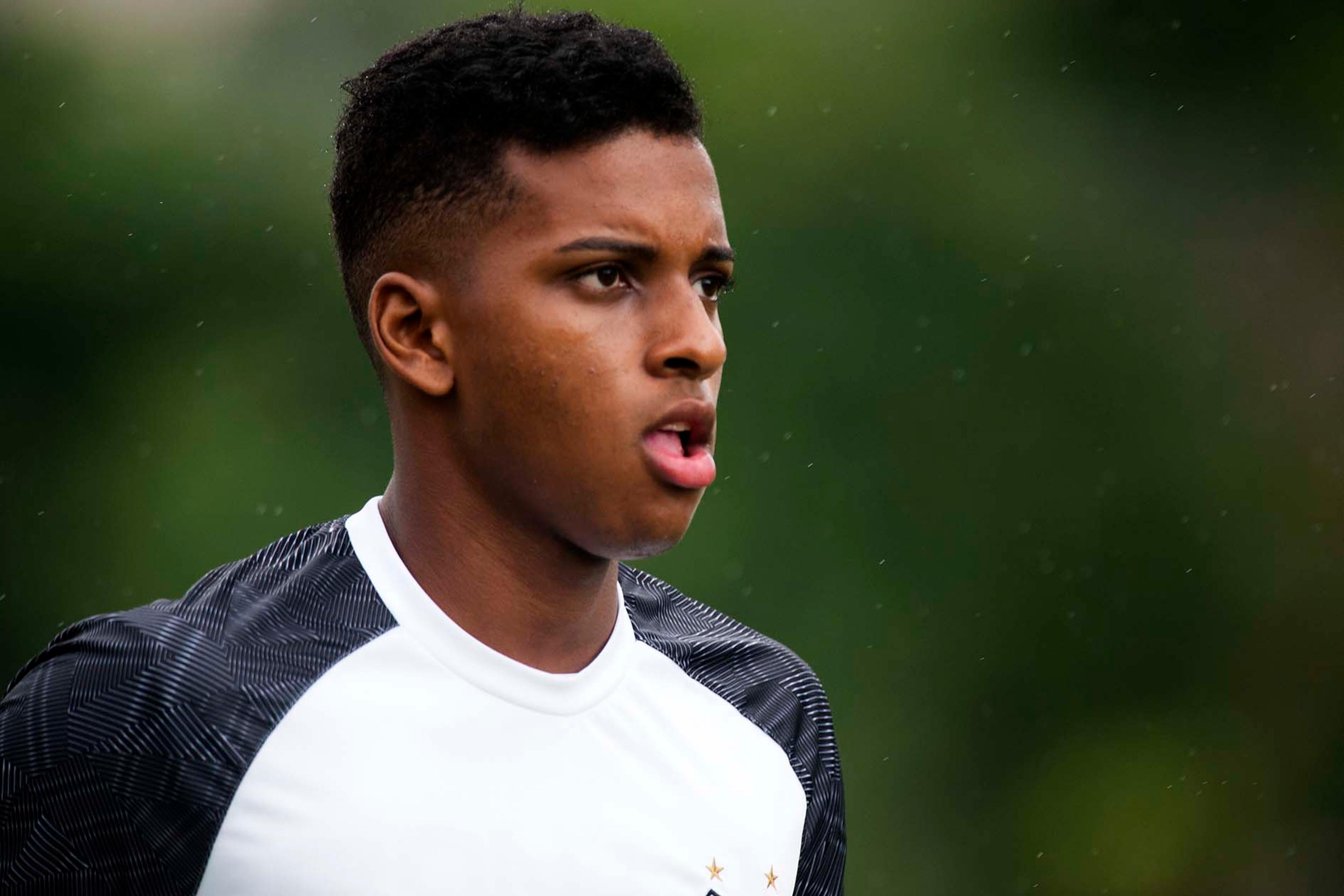 Barcelona considera Rodrygo superior a Vinicius Junior, diz jornal