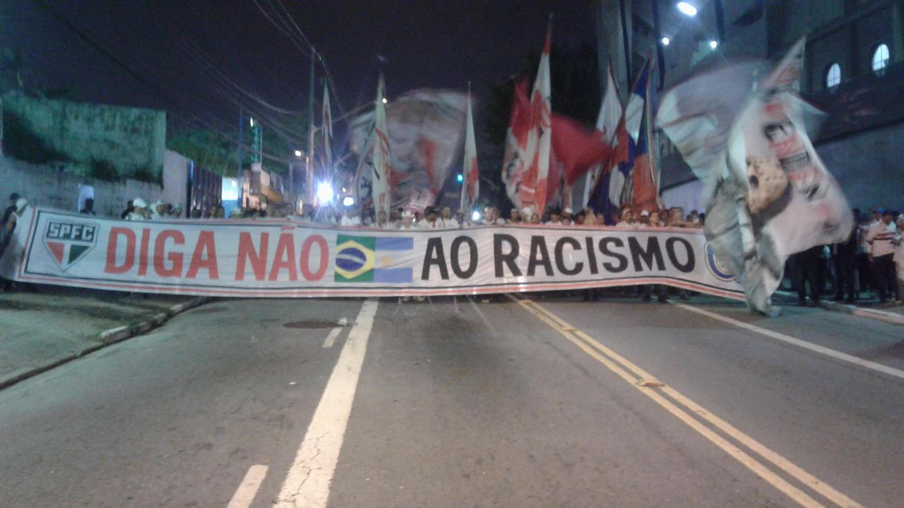 Torcidas de São Paulo e Rosario Central fazem faixa contra racismo