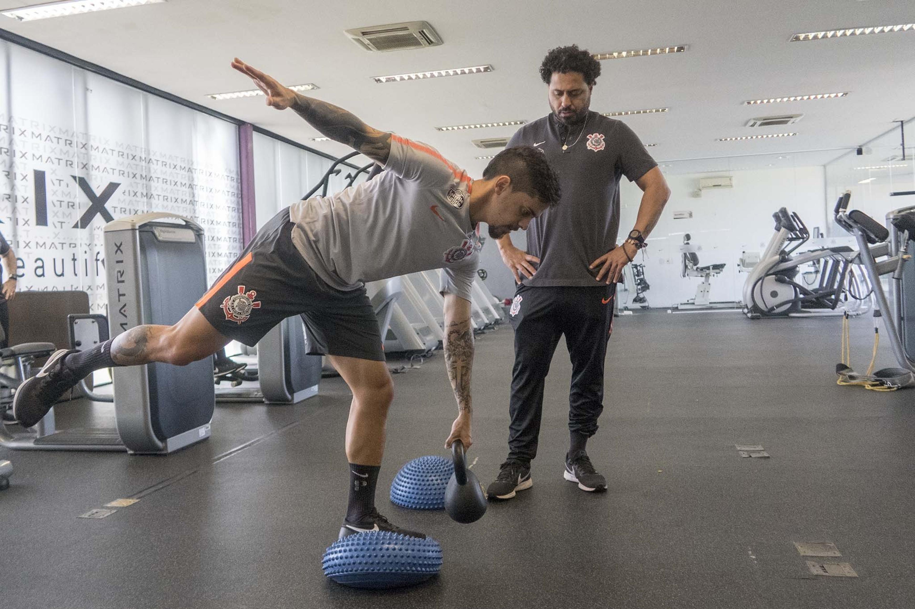 Garantido na Copa, Fagner intensifica tratamento no Corinthians