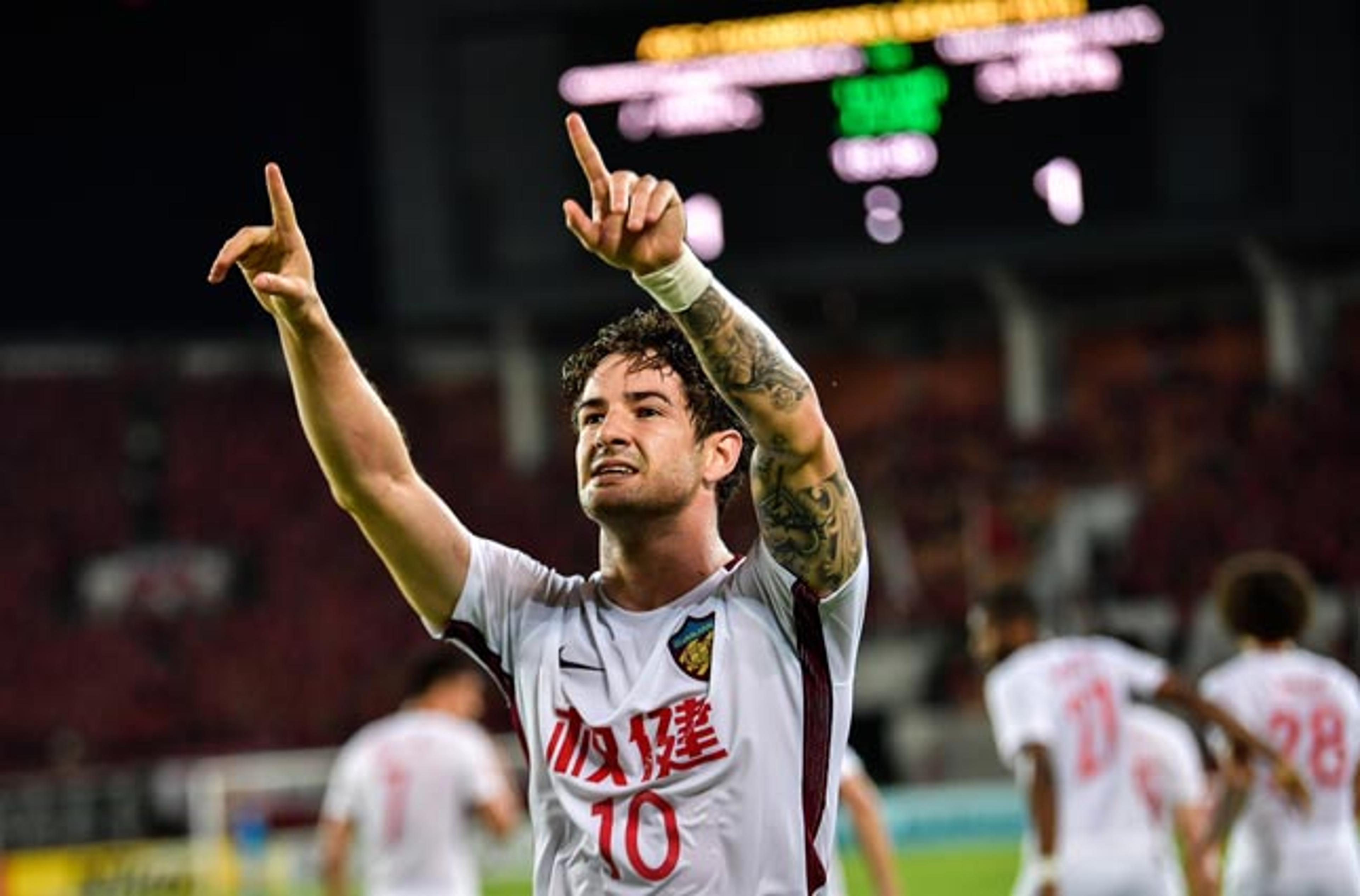 Goulart faz dois, mas Pato marca e ajuda Tianjin a eliminar Guangzhou