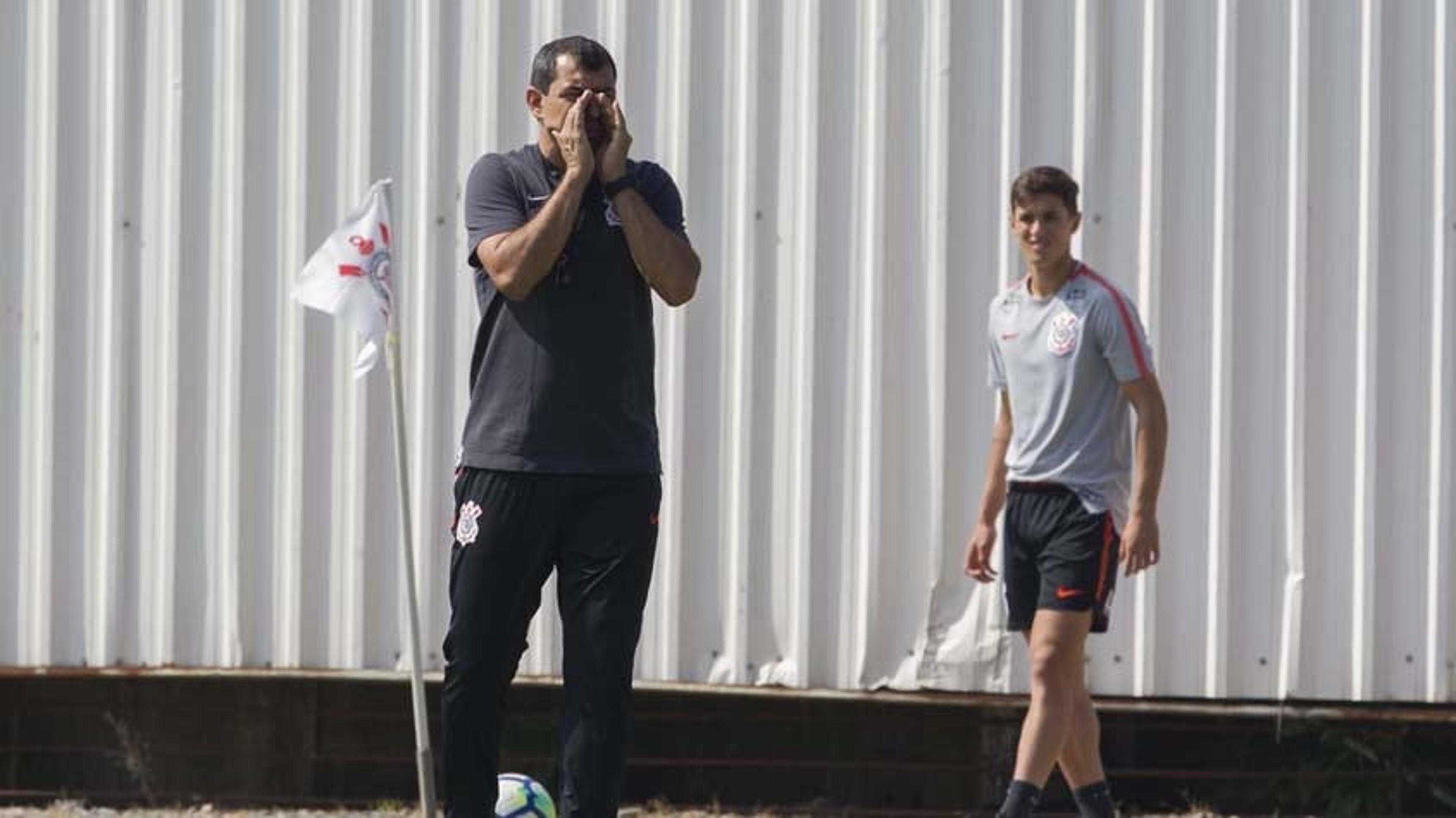 Com todos os titulares em campo, Carille ainda não esboça Corinthians