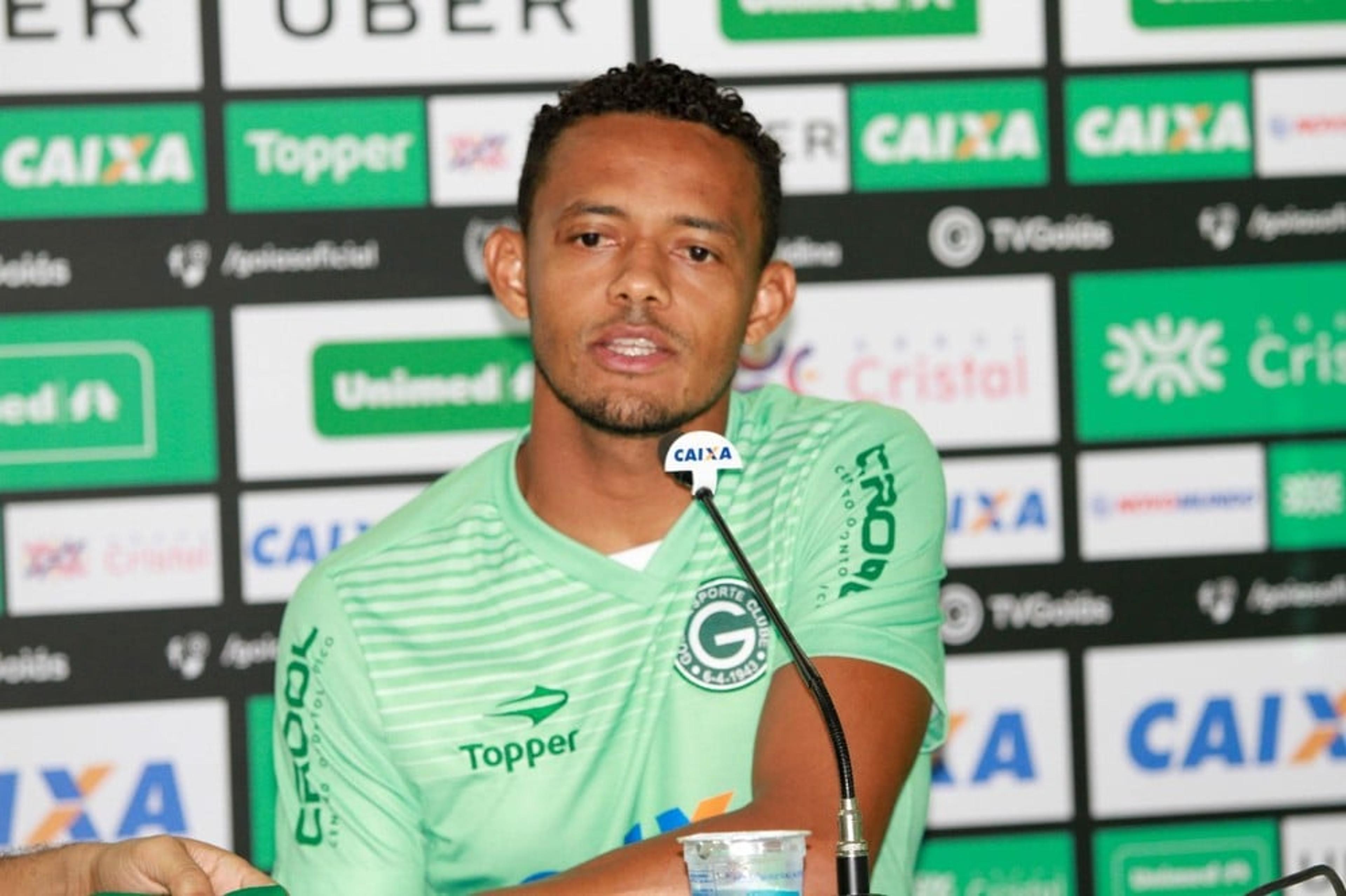 Ernandes é apresentado no Goiás e reconhece mau momento da equipe