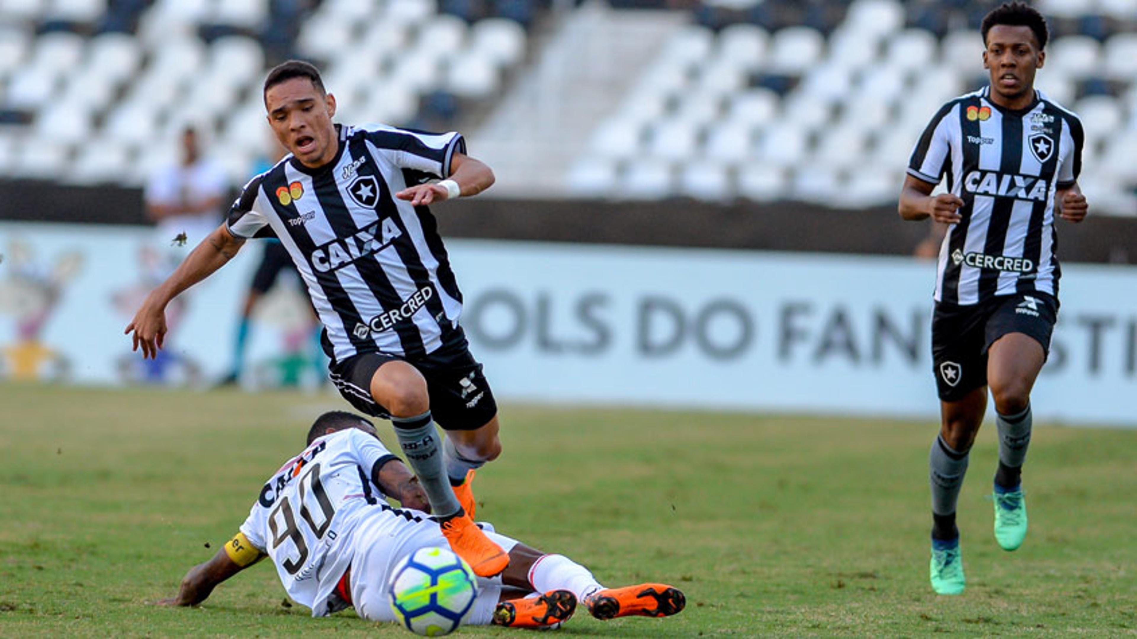 Botafogo e Vitória empatam com gols de Jefferson como protagonista