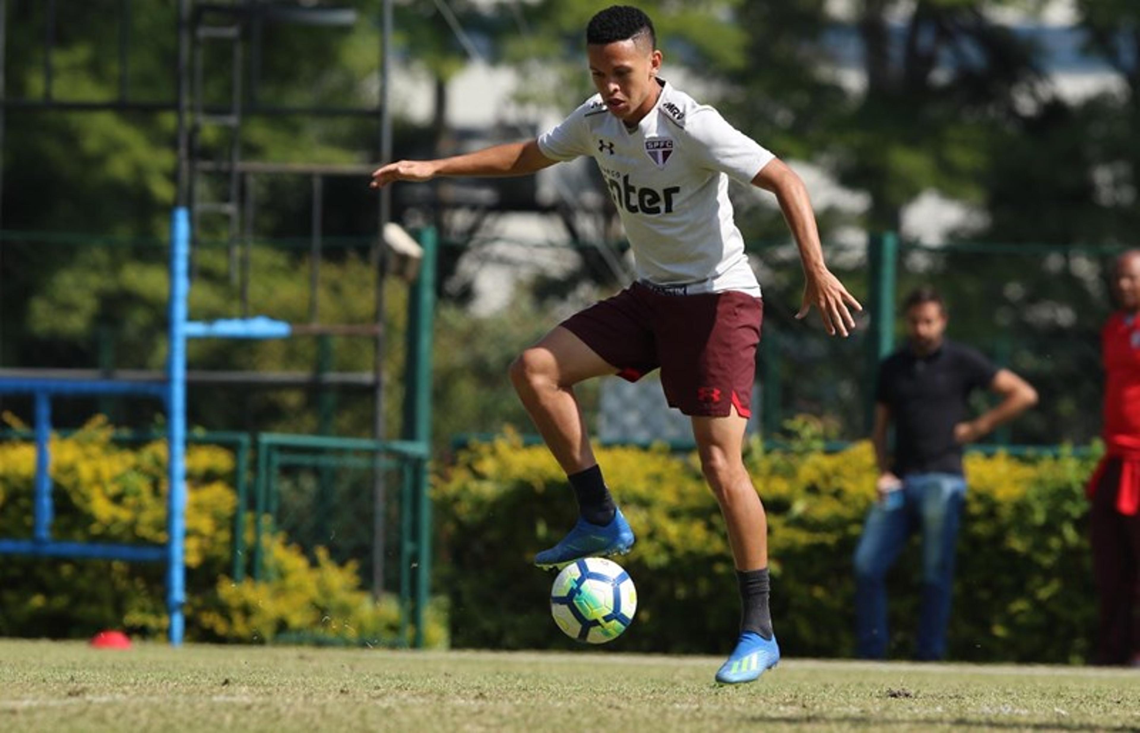 Podendo voltar a ser titular, Marcos Guilherme revê rival de sua estreia