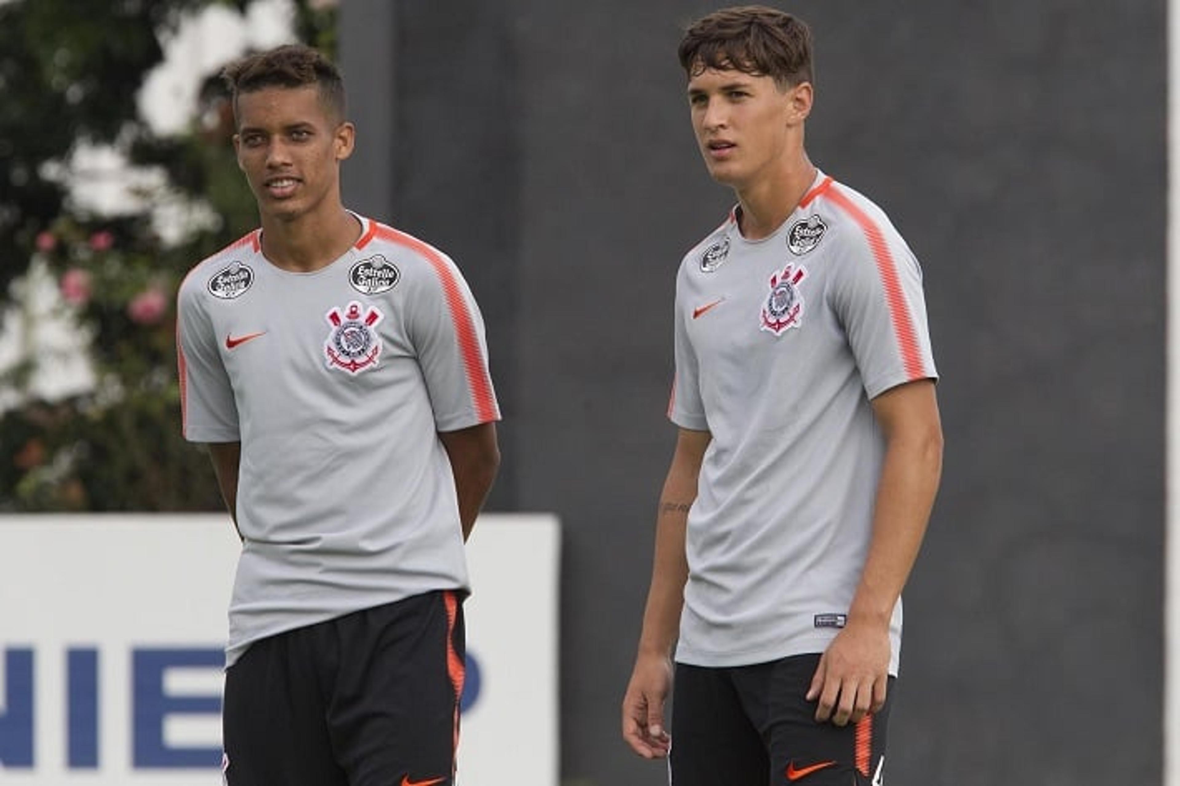 Pedrinho e Vital têm rara chance e empolgam torcida do Corinthians