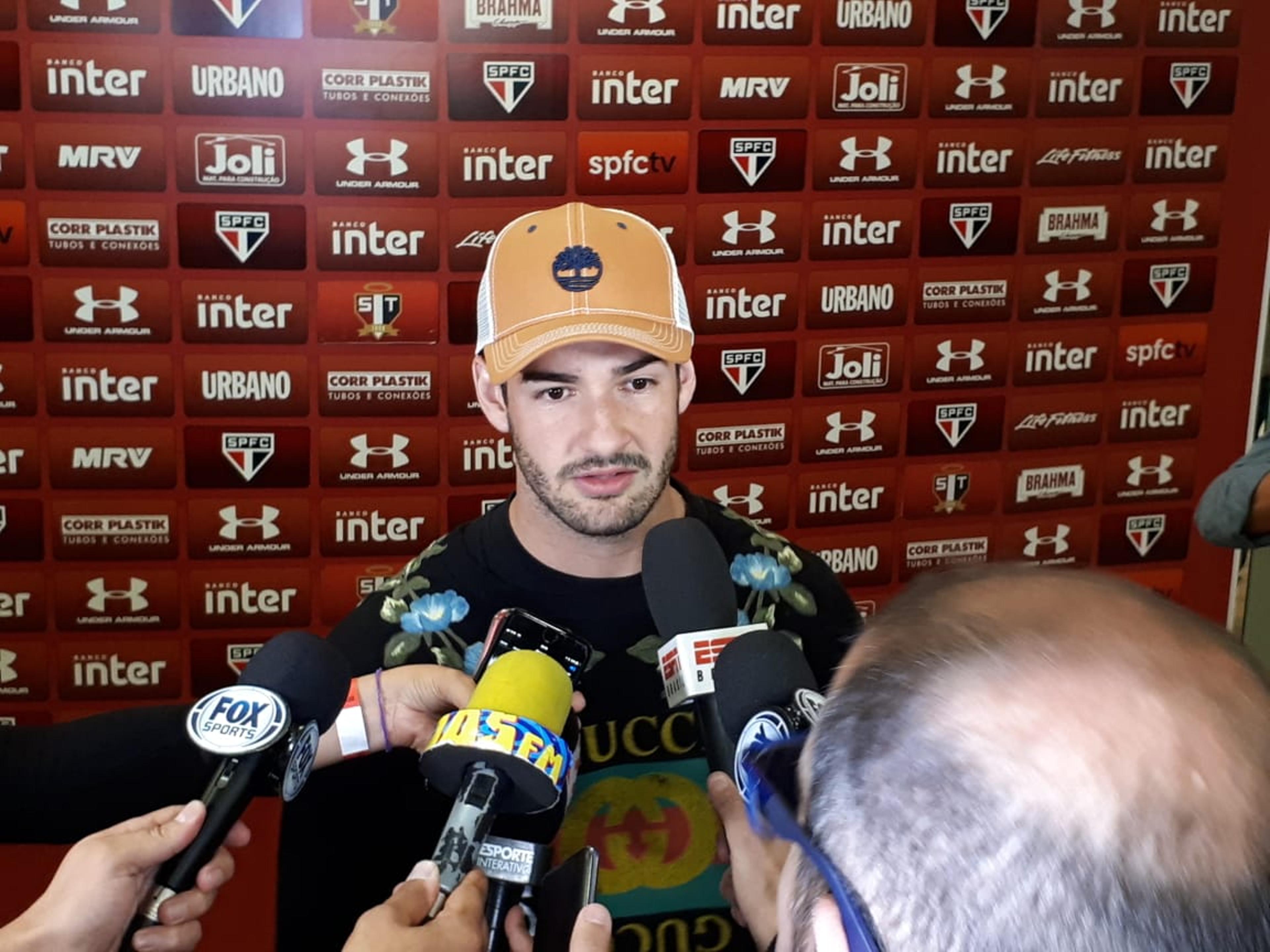 Alexandre Pato visita Morumbi e fala sobre possível volta ao São Paulo