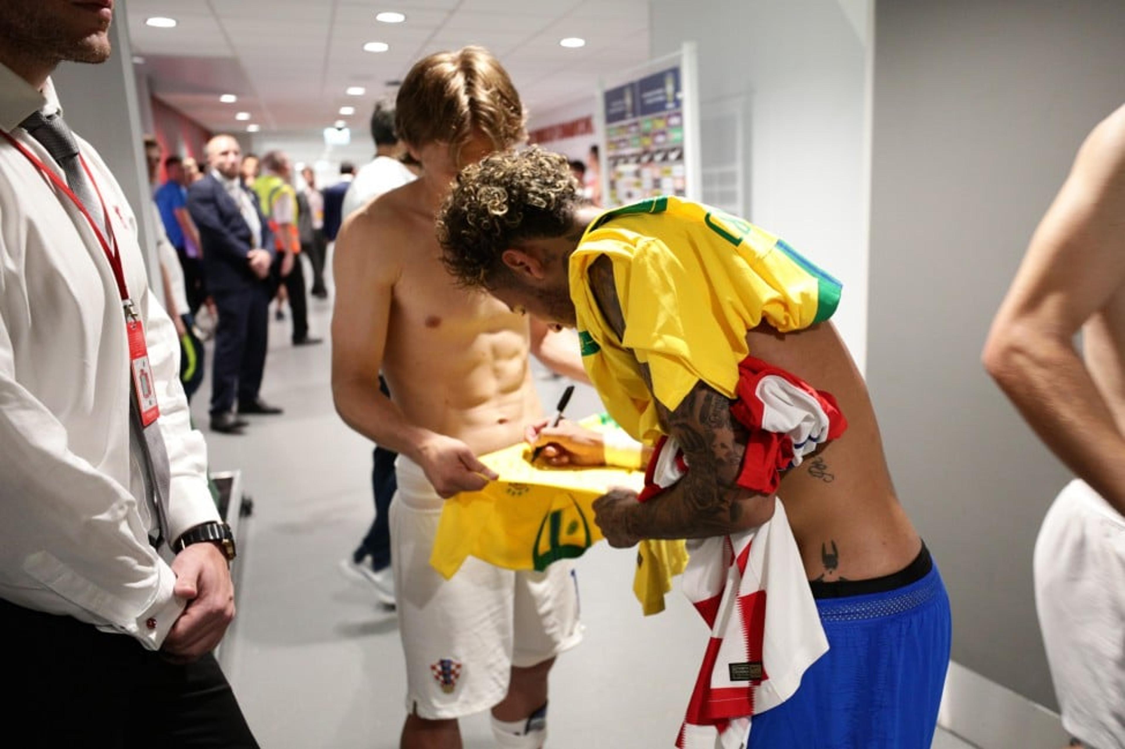 Modric troca camisa com Neymar e brinca com possível parceria no Real