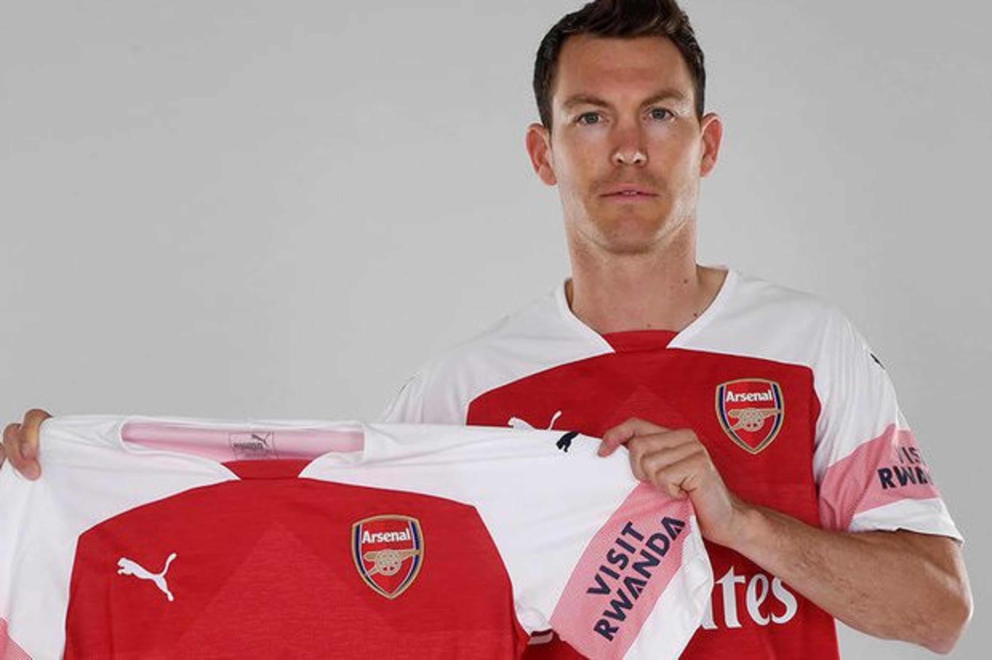 Arsenal anuncia a contratação do lateral-direito Lichtsteiner