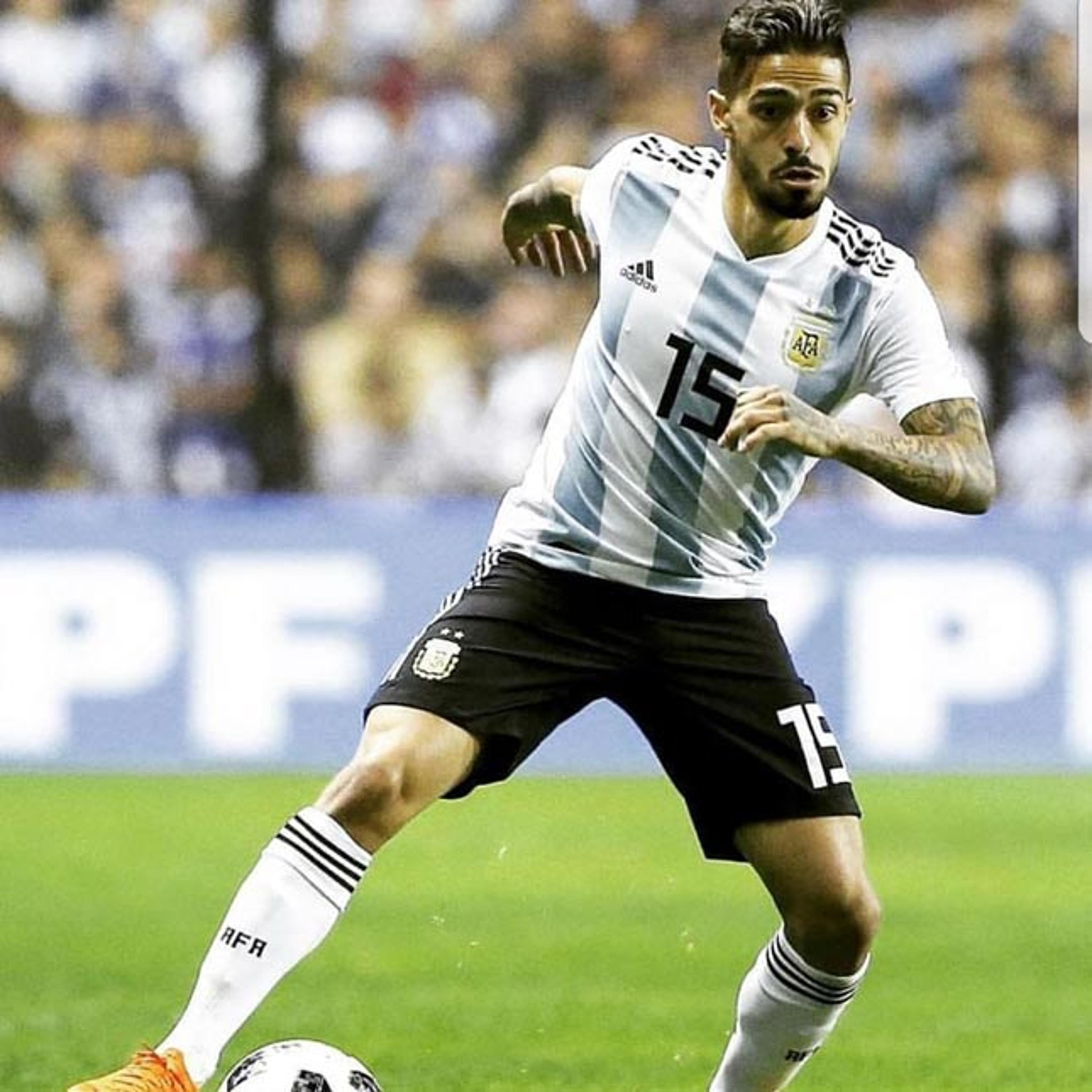 Lanzini sofre lesão no joelho e está fora da Copa pela Argentina