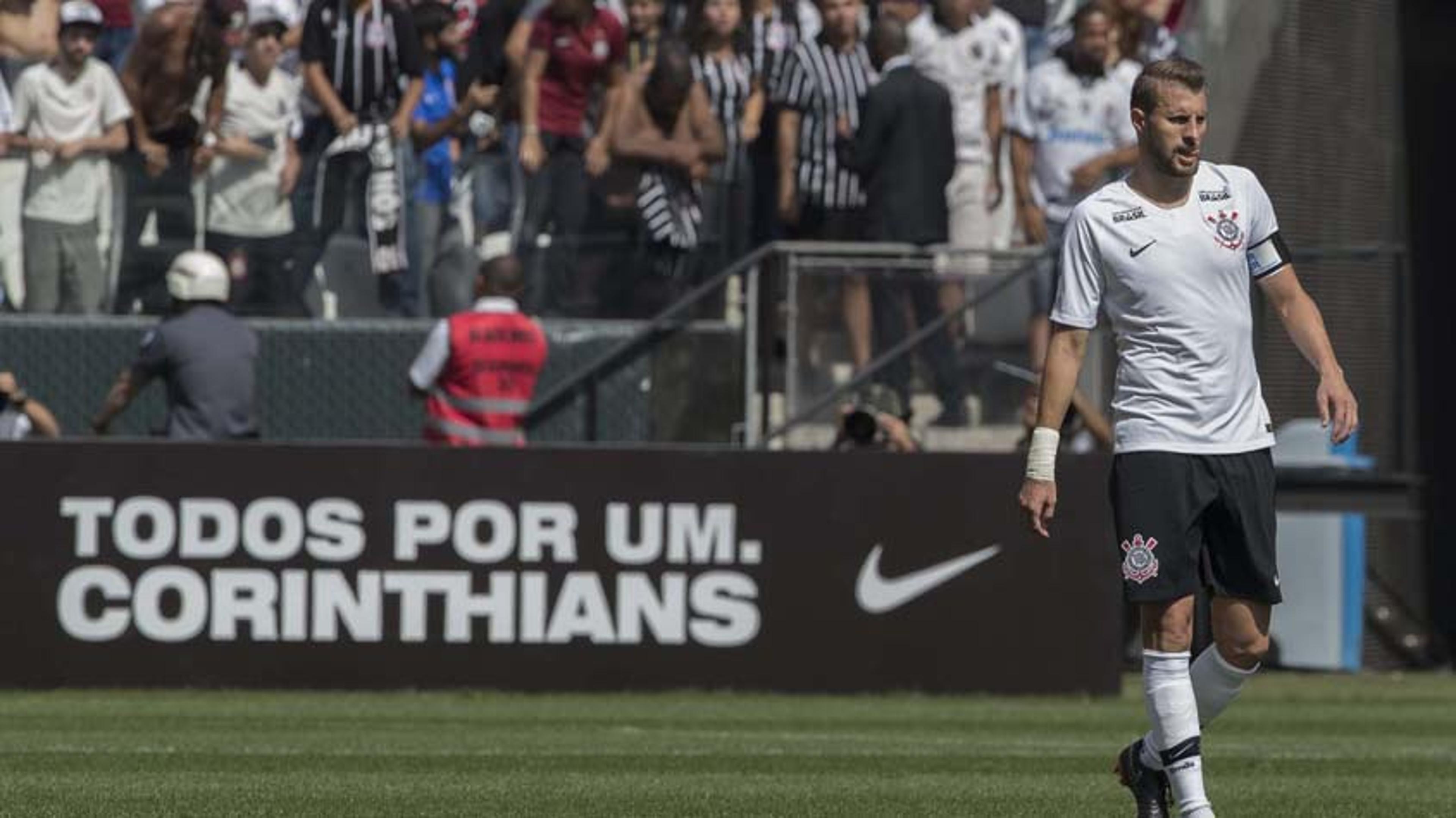 Corinthians recusa propostas por zagueiros e analisa possíveis reforços